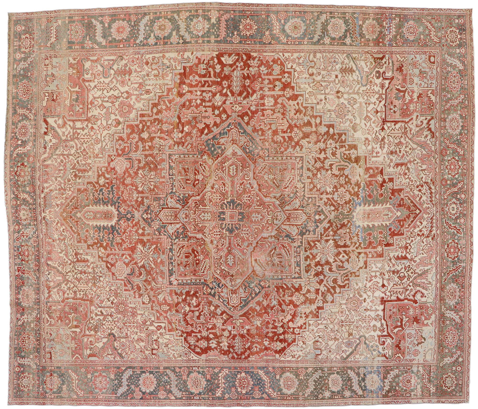Tapis persan Heriz ancien vieilli de style bohème rustique en vente 1