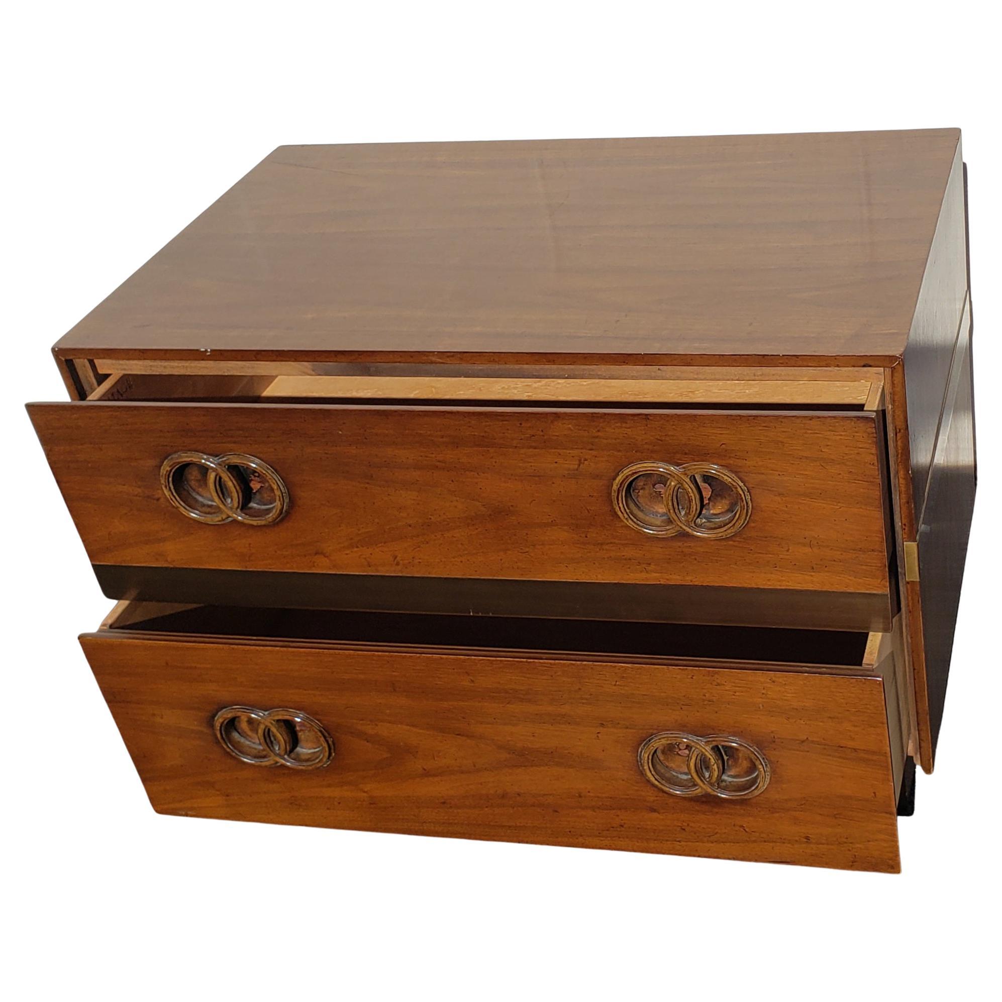 Laiton Heritage Regency Walnut Drawers Chests Night Tables, circa 1950s, a Pair en vente