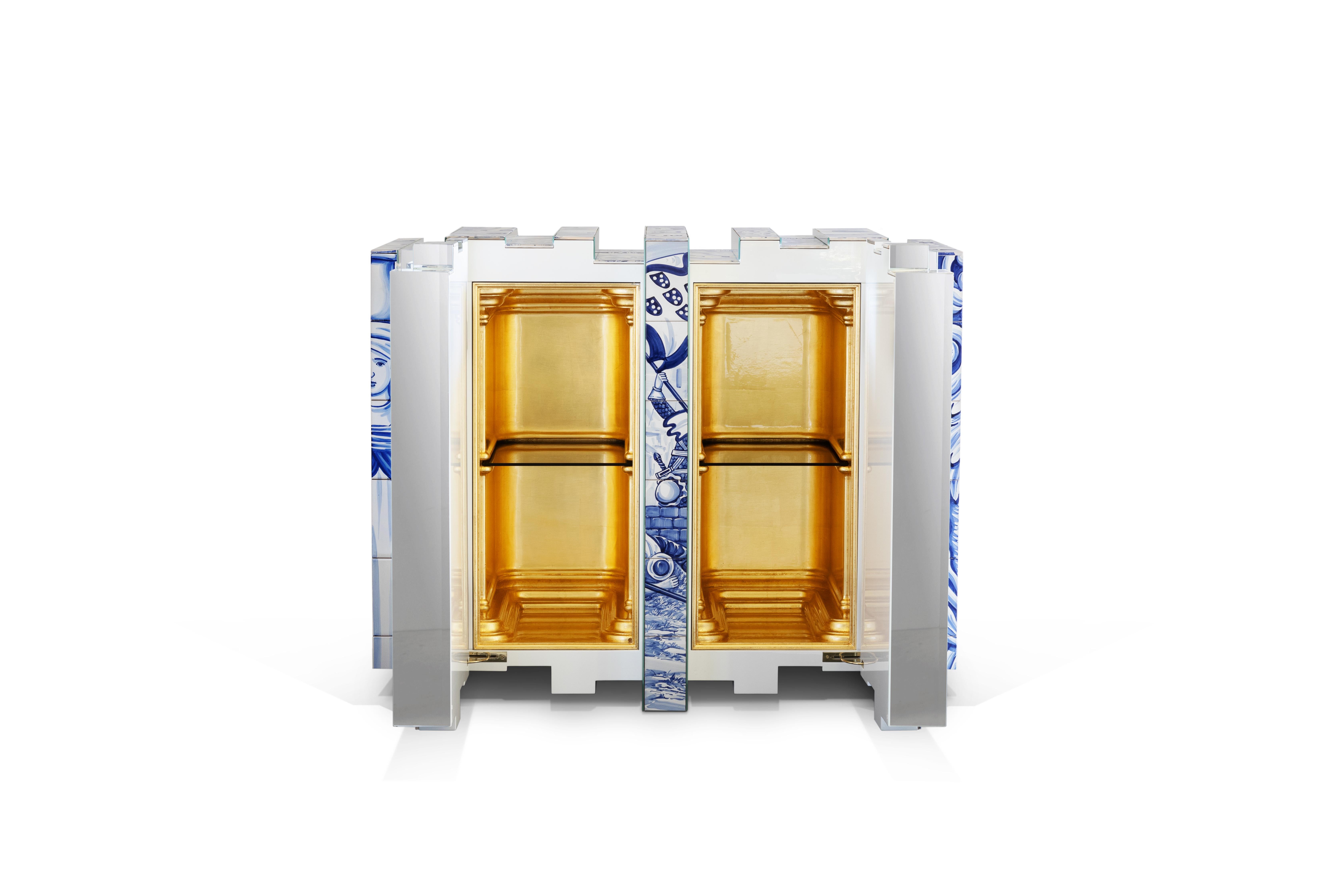 Das Heritage-Sideboard ist eine wunderbare Reise durch das portugiesische Erbe. Das architektonische Sideboard ist mit Azulejos bedeckt, traditionellen handbemalten Kacheln, einer der repräsentativsten Kunstformen der portugiesischen Kultur, und