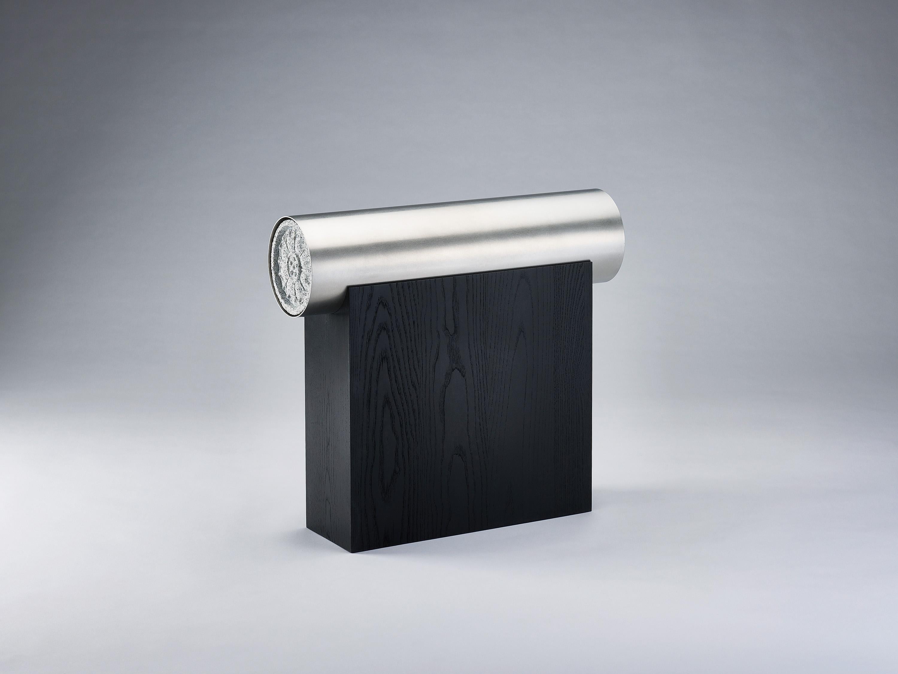 Taburete Heritage de Lee Jung Hoon
Dimensiones: P 16,5 x An 60 x Al 54,6 cm
Materiales: Granito, fresno, acero inoxidable.

La serie Heritage, creada por el diseñador Lee Jung-hoon es una colección de muebles modernos escultóricos. Los diseños se