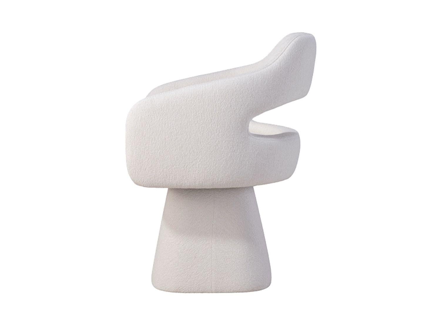 Plus une pièce de design qu'une simple chaise, Heritage est parfait pour ceux qui aiment avoir un meuble qui se démarque. 

Cette chaise de salle à manger pivotante apporte un sentiment d'élégance et d'importance à la pièce dans laquelle elle est
