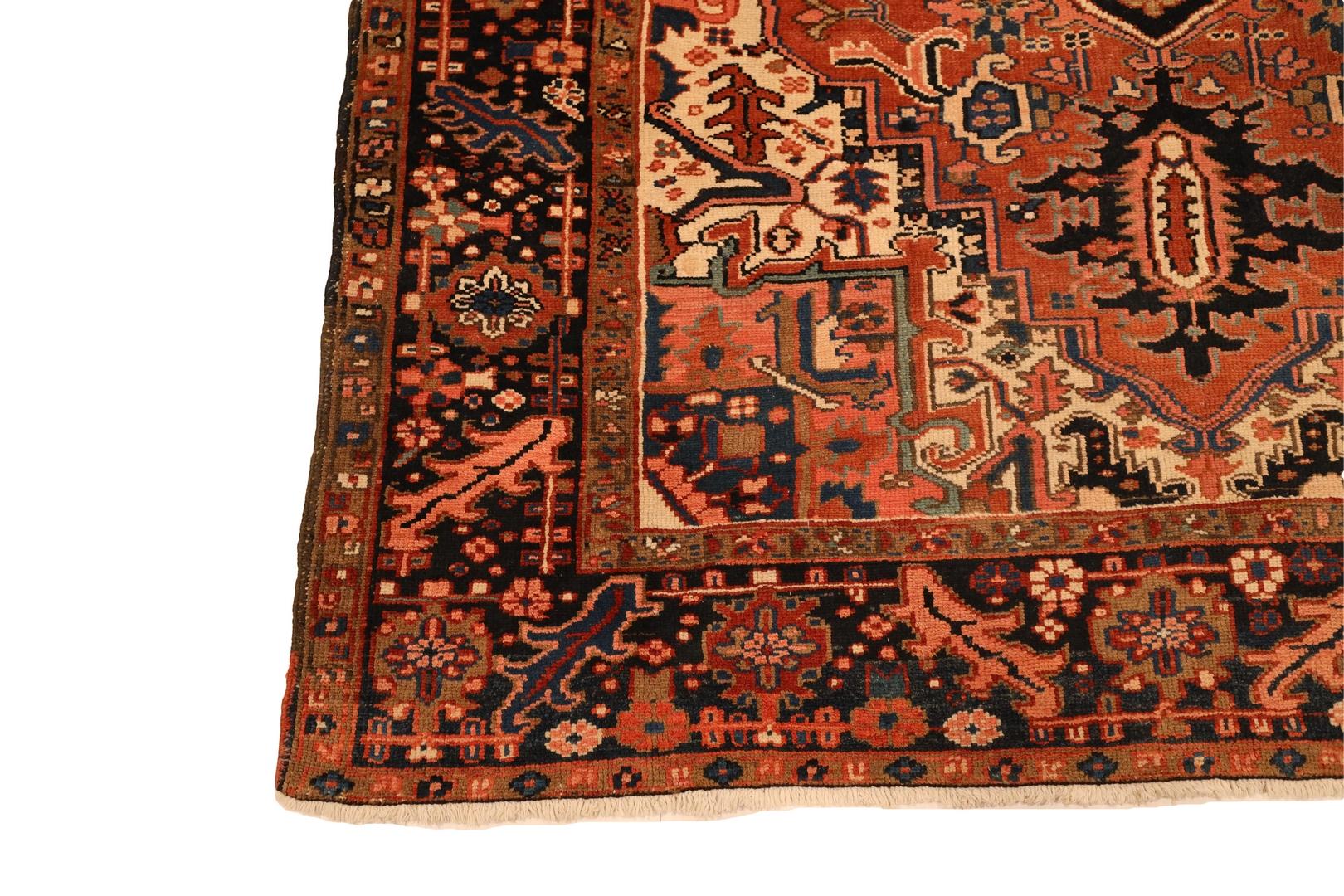 Der Heriz-Teppich ist ein wahres Meisterwerk persischer Handwerkskunst und zeigt die zeitlose Eleganz und künstlerische Exzellenz, für die diese Teppiche bekannt sind. Mit seinem mittelgroßen ziegelroten Hintergrund zieht es mit seinem warmen und