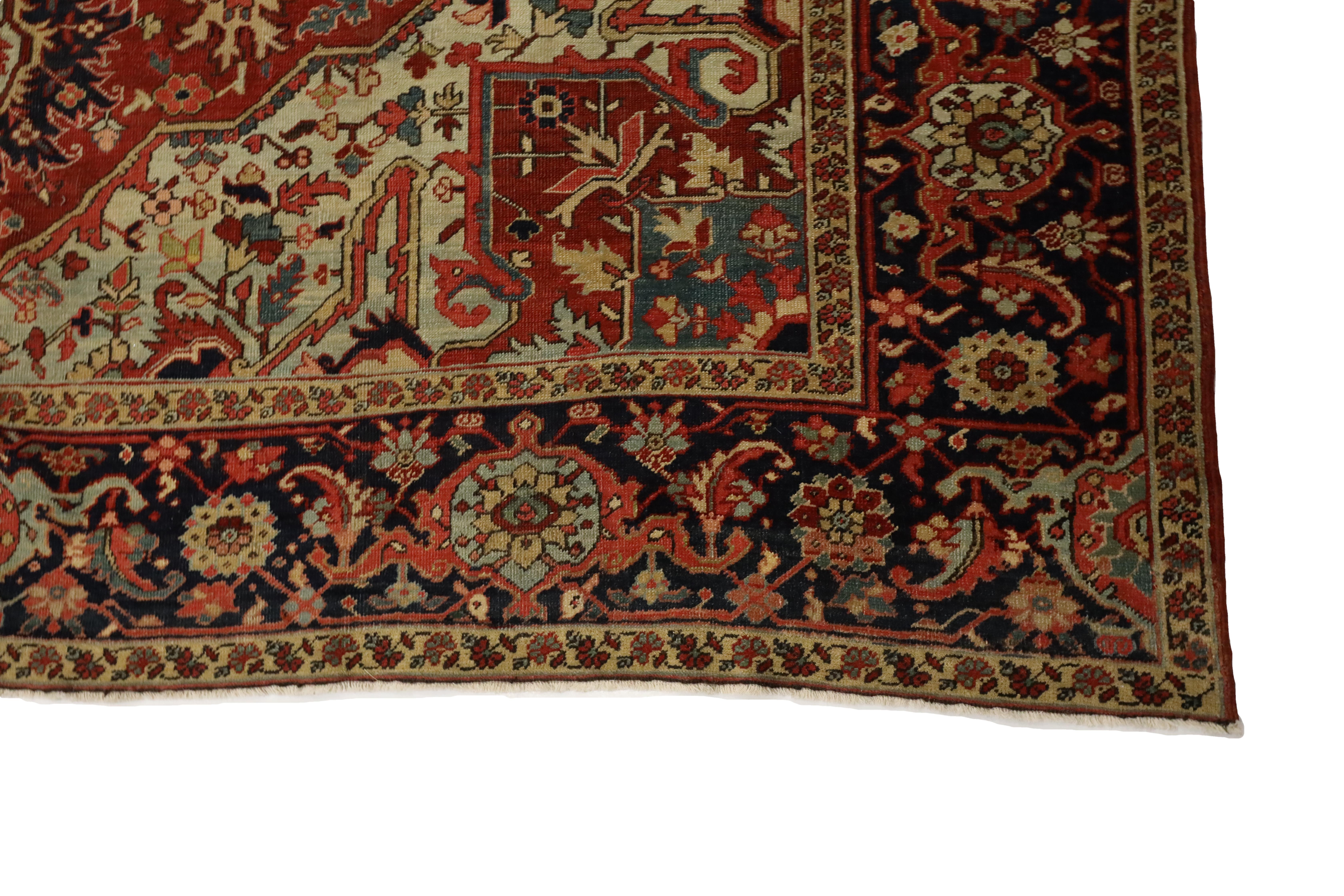 Dieser prächtige antike Heriz-Teppich, der etwa 9,5 mal 14,5 Fuß misst, ist ein bemerkenswertes Beispiel für persische Handwerkskunst, gewebt um 1920. Dieser Teppich ist ein echtes Zeugnis der dauerhaften Kunstfertigkeit der Heriz-Knüpfer und