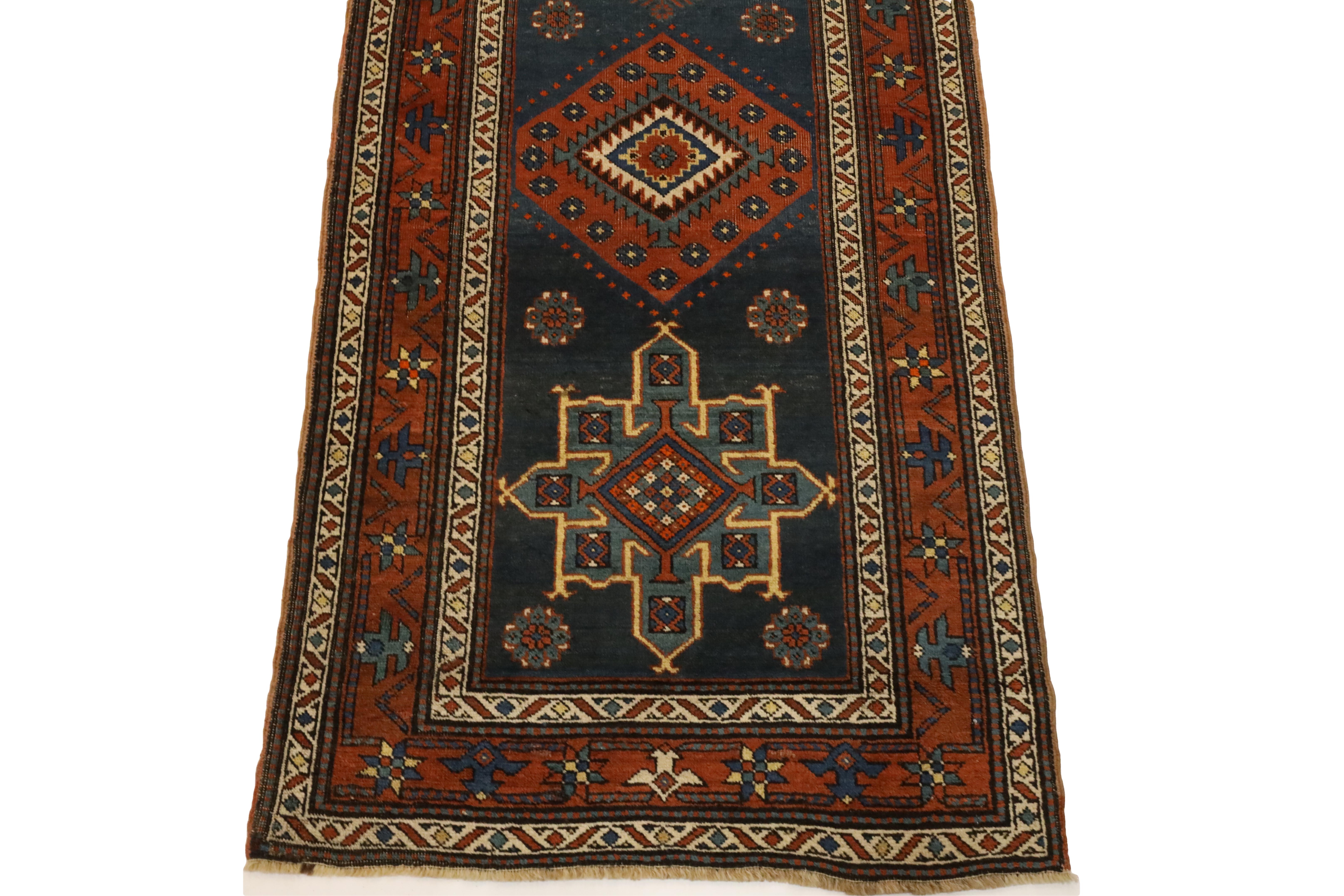 Dieser exquisite antike Heriz-Läufer mit den Maßen von ca. 3 Fuß mal 17 Fuß ist ein seltener Fund aus der Zeit um 1920. Heriz-Teppiche sind bekannt für ihre kühnen geometrischen Muster und reichen Farbpaletten. Läufer dieser Länge und dieses