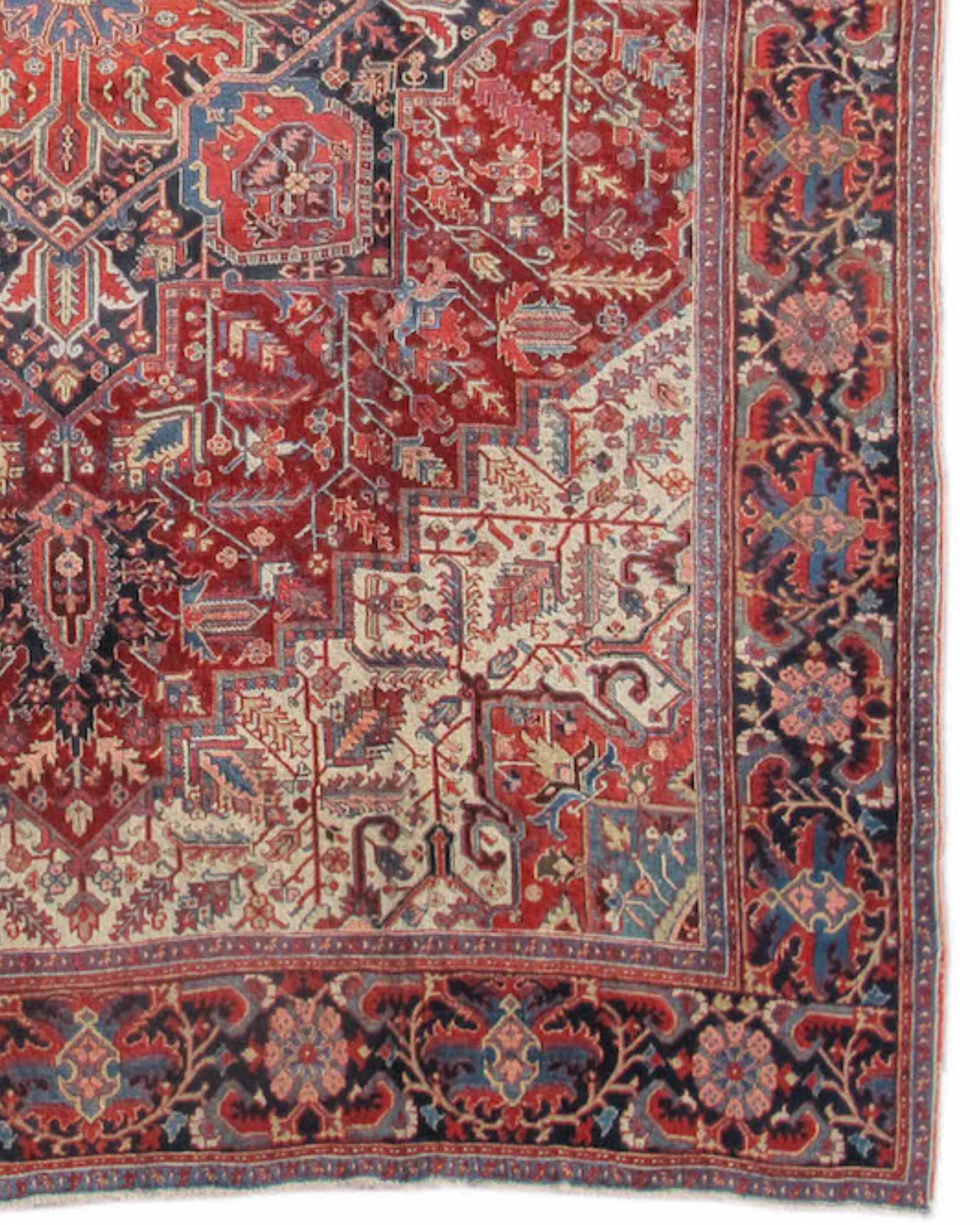 Tappeto Heriz, secondo quarto del XX secolo

I tappeti e i tappetini Heriz sono stati tessuti nella Persia nord-occidentale a partire dalla metà del XIX secolo, in risposta al grande aumento della domanda di tappeti a livello internazionale. Prima