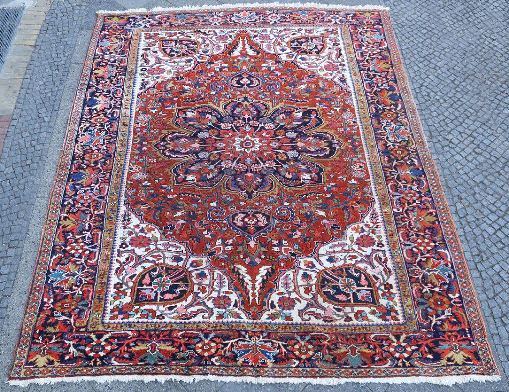 Heriz Carpet Strong Design Ivory Background Early 20th Century For Sale 7