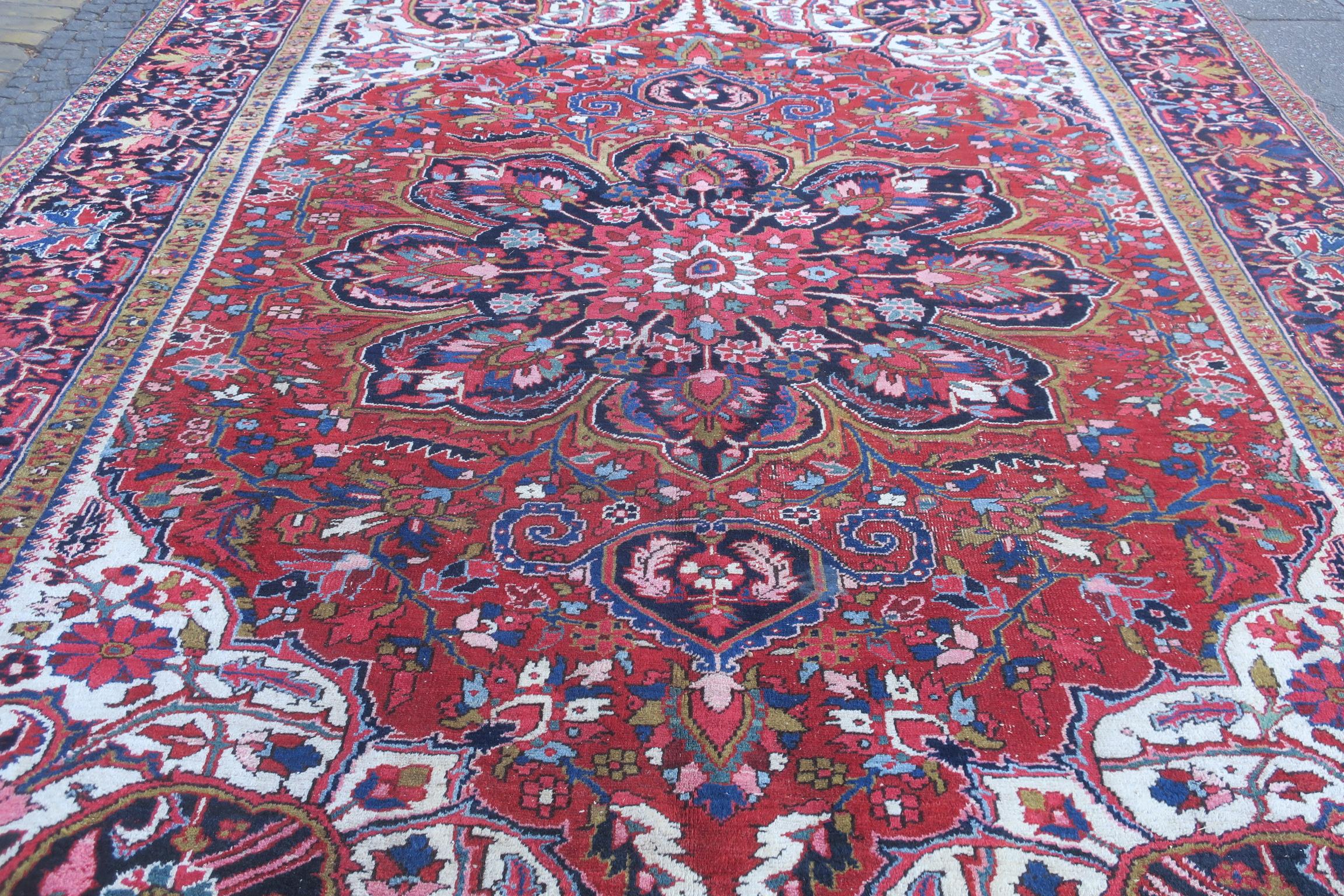 Persian Heriz carpet dating from circa 1930 with a striking design and ivory background.
Very good vintage condition with small signs of use.