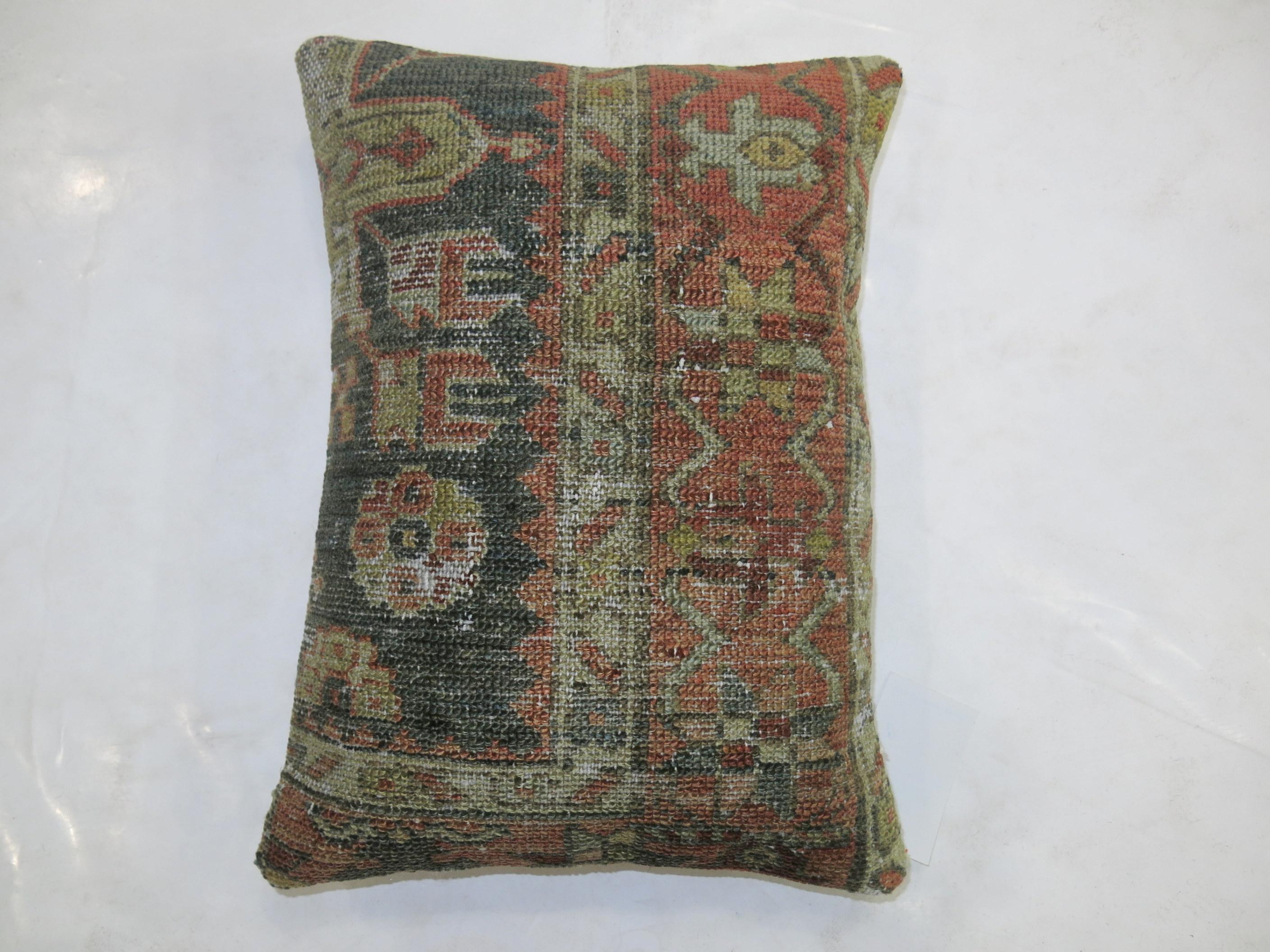 Heriz Persian Rug Pillow In Good Condition For Sale In New York, NY