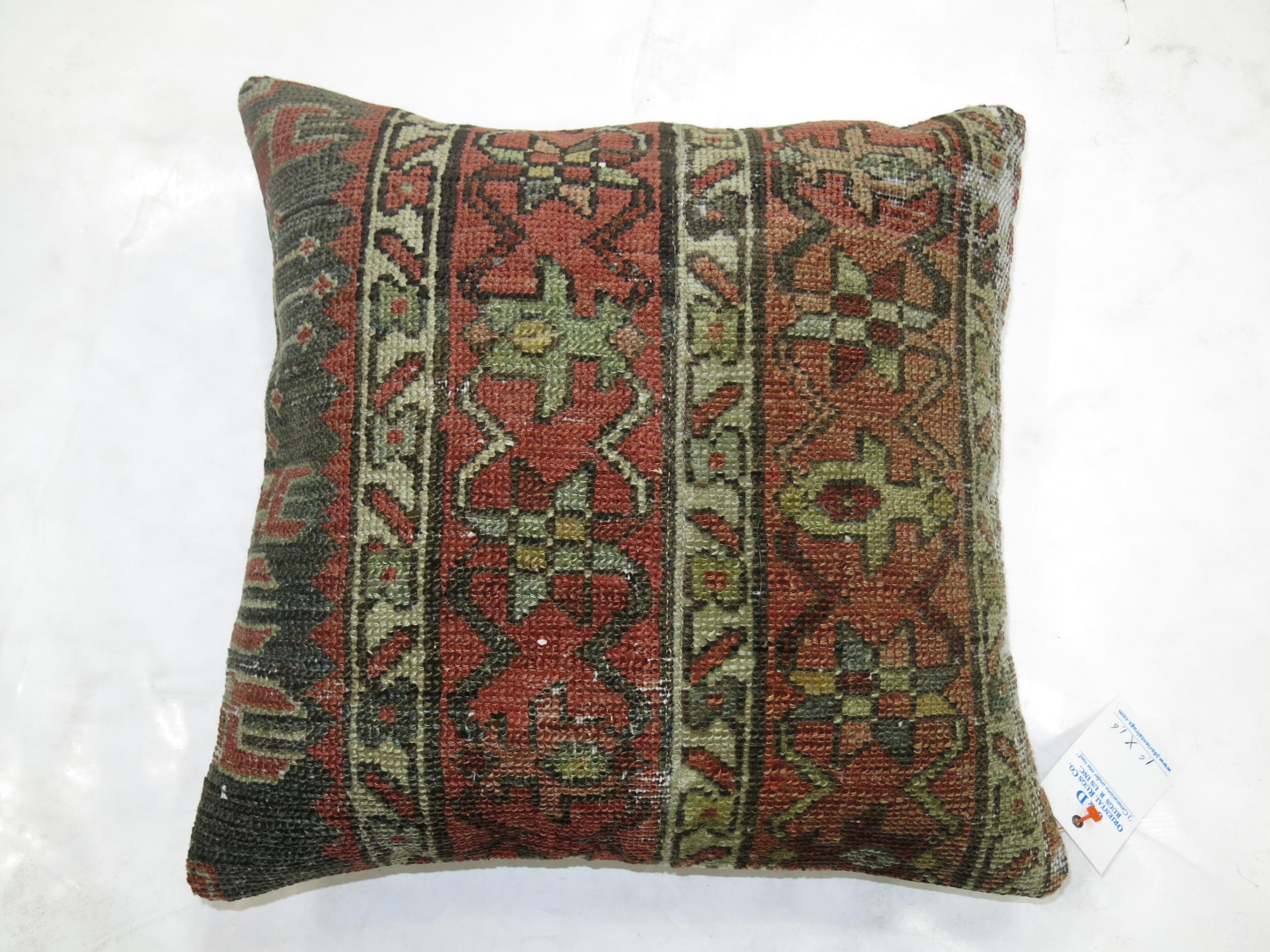Heriz Persian Rug Pillow In Good Condition For Sale In New York, NY
