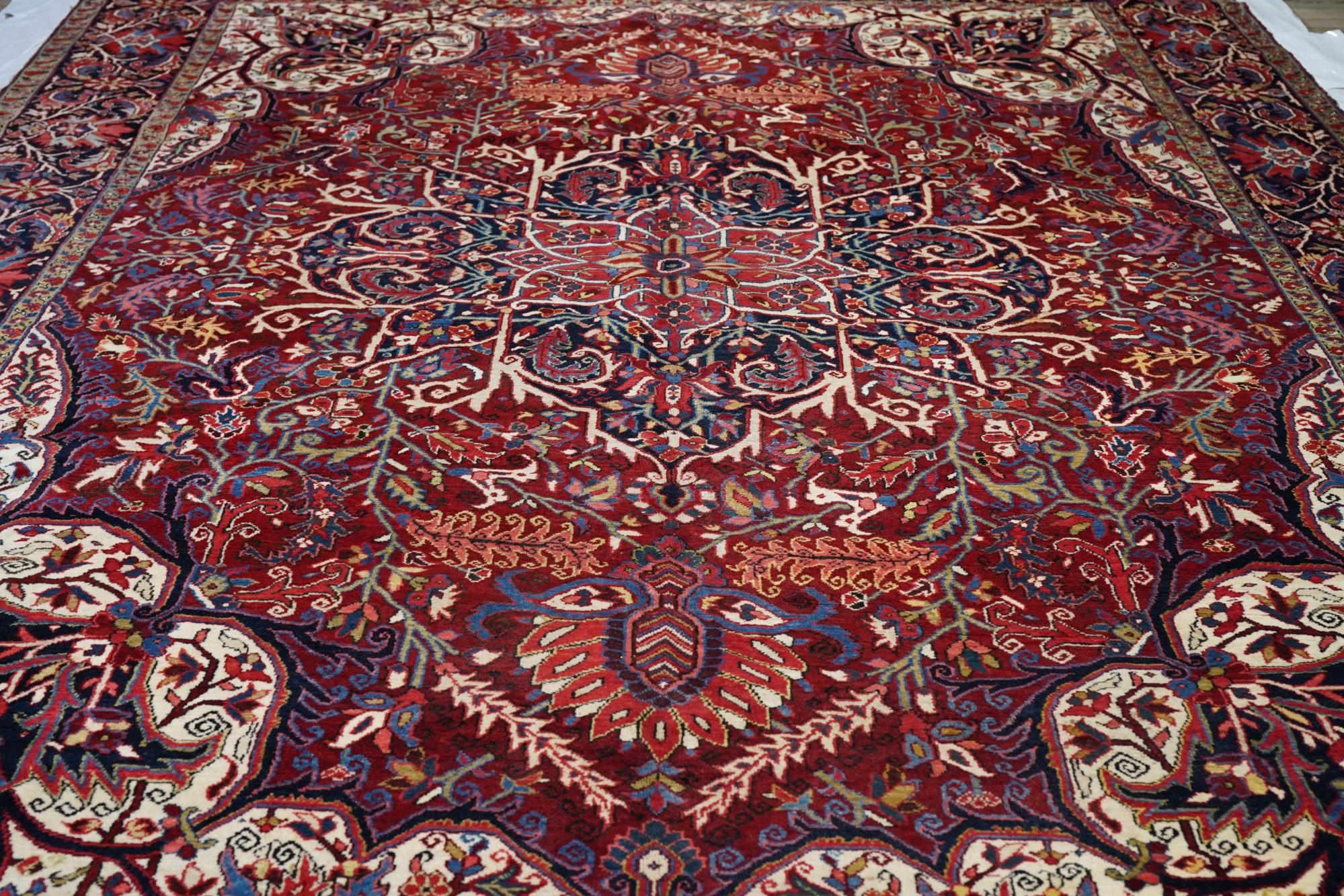 Heriz-Teppich im Vintage-Stil 10'4'' x 14'0'' (Mitte des 20. Jahrhunderts) im Angebot