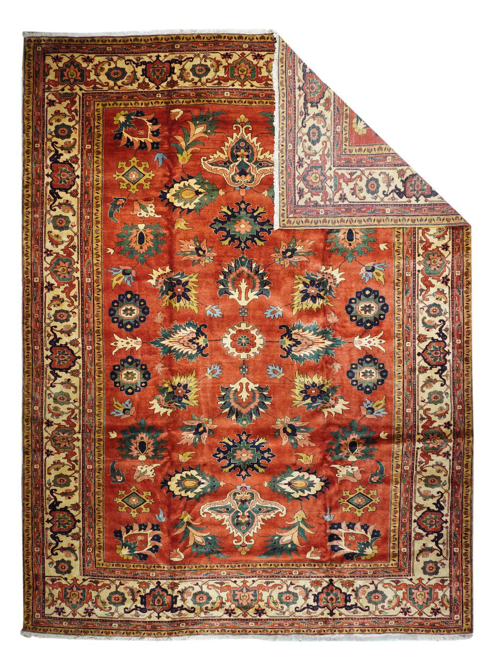 Heriz-Teppich 11'6'' x 16'3''. Dieser relativ junge nordwestpersische Dorfteppich hat ein rostrotes Feld, das symmetrisch eine zentrale Zahnradrosette, geneigte, aufrechte und faule Blütenpalmetten, andere Rosetten und flammende Flügelanhänger
