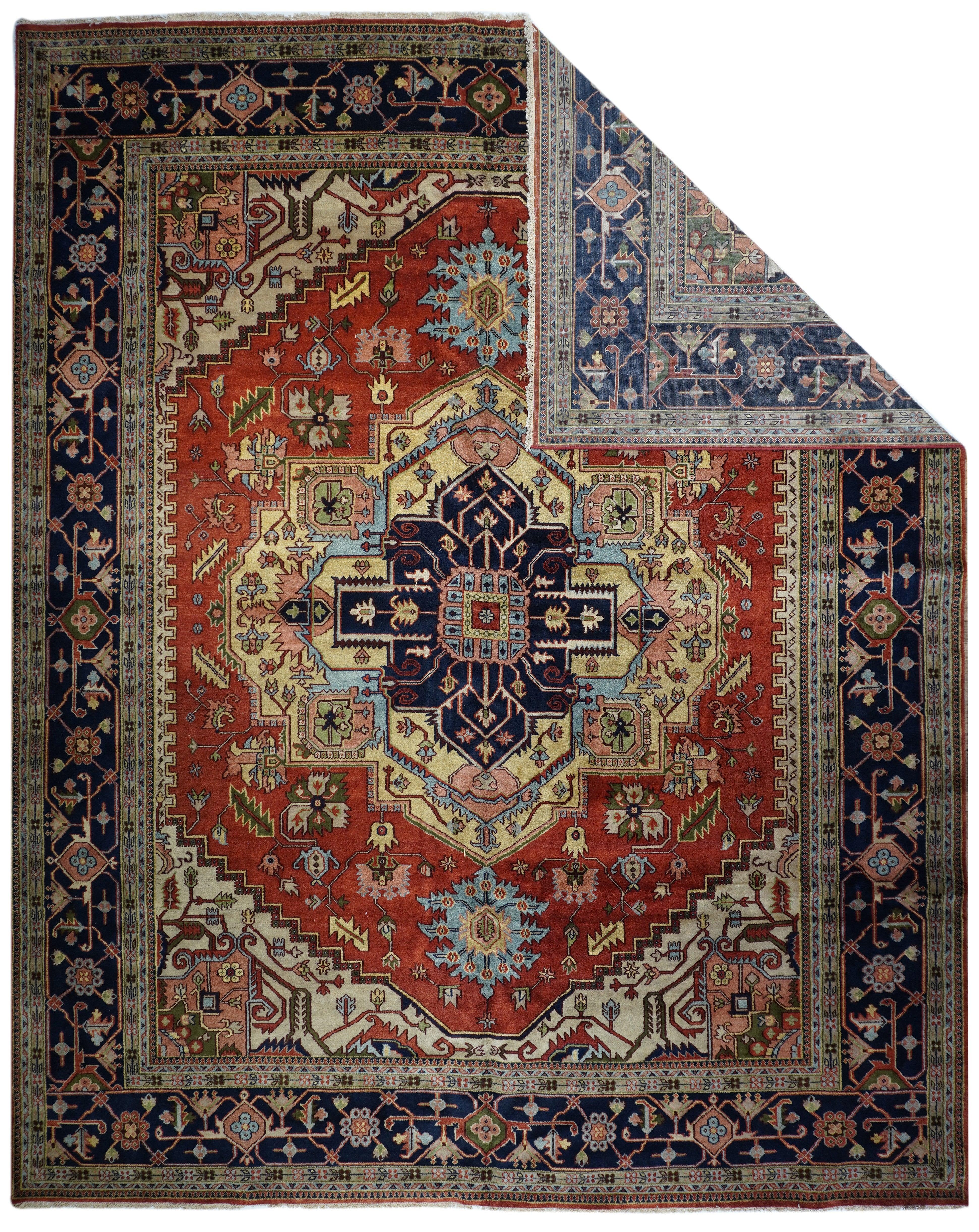 Heriz-Teppich 11'8'' x 14'8''. Diese subkontinentale Version eines ikonischen persischen Typs zeigt ein warmes rotes Feld, in dessen Mitte ein cremefarbenes, strohfarbenes Medaillon mit vier Palmetten und einem marineblauen Submedaillon sowie