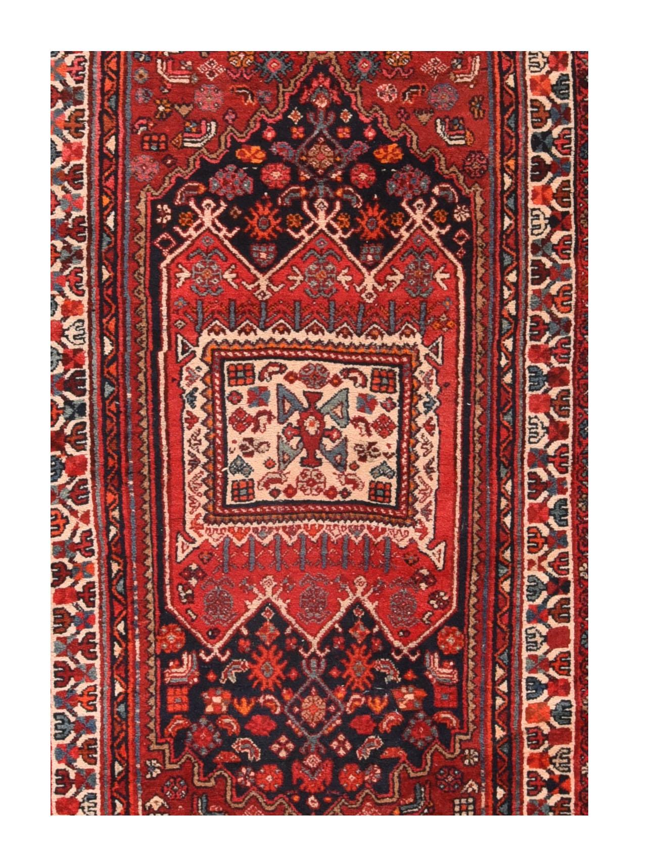 Vintage Heriz Rug 4'6'' x 10'4'' In Excellent Condition For Sale In New York, NY