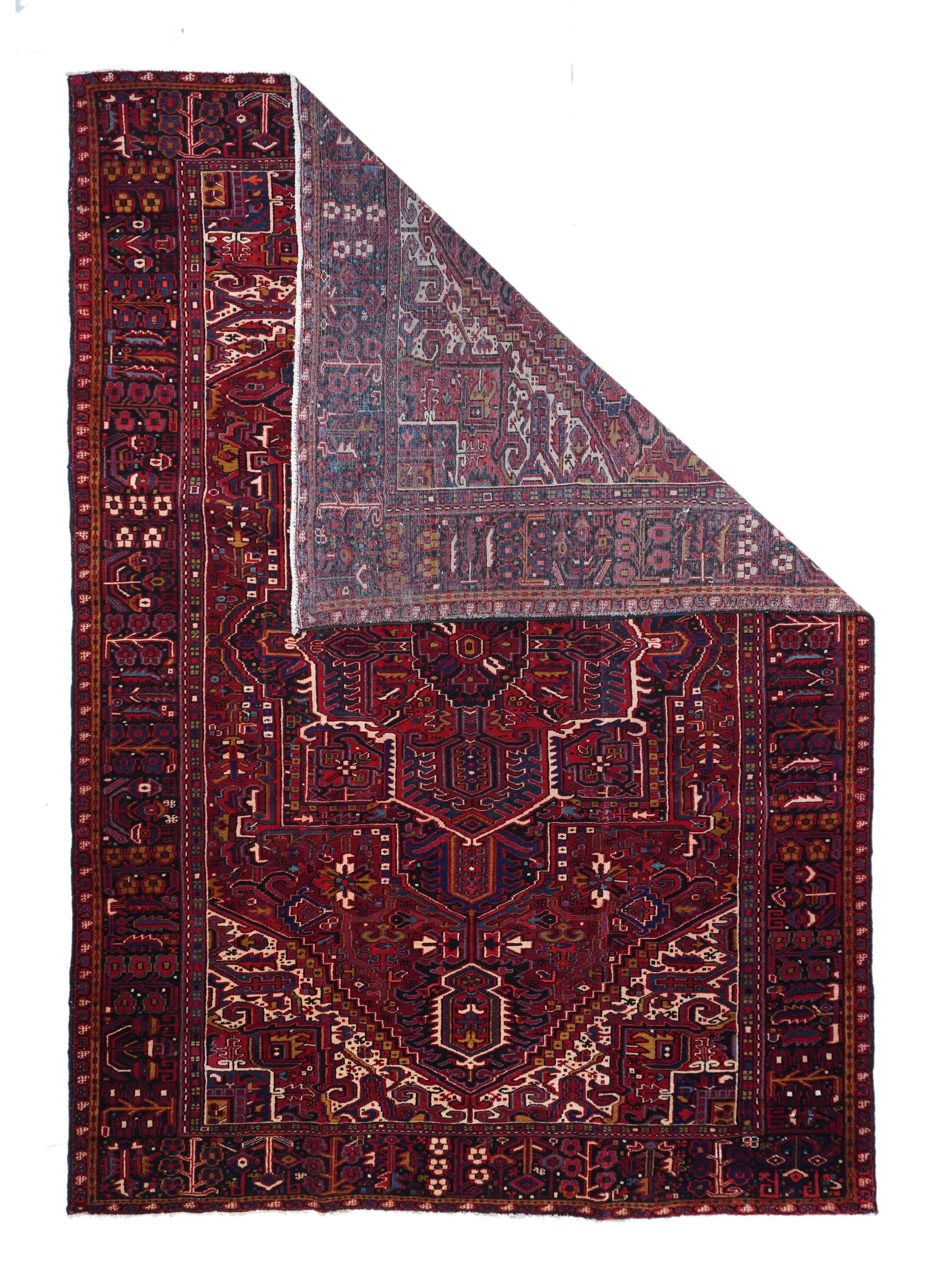 Ein Nachkriegs-Teppich mit gesättigter Farbpalette, aber traditionellem Design. Rotes Feld mit rotem Medaillon und gestuftem marinefarbenem Untermedaillon. Lagenweise zerklüftete Palmette-Marine-Anhänger und gut verpackte kleinere Geräte. Ecru