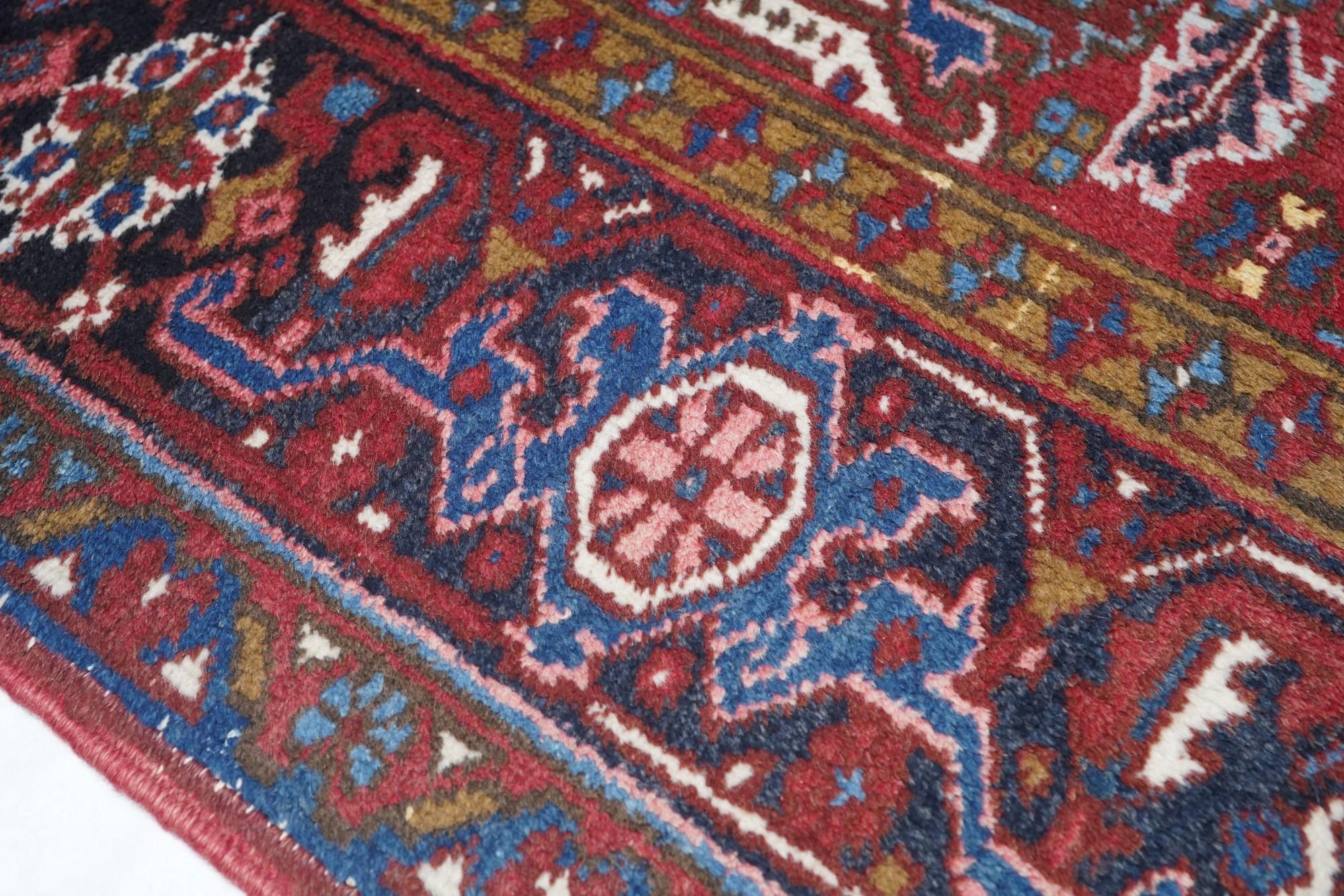 Vintage Heriz Rug 8'1'' x 11'3'' In Excellent Condition For Sale In New York, NY
