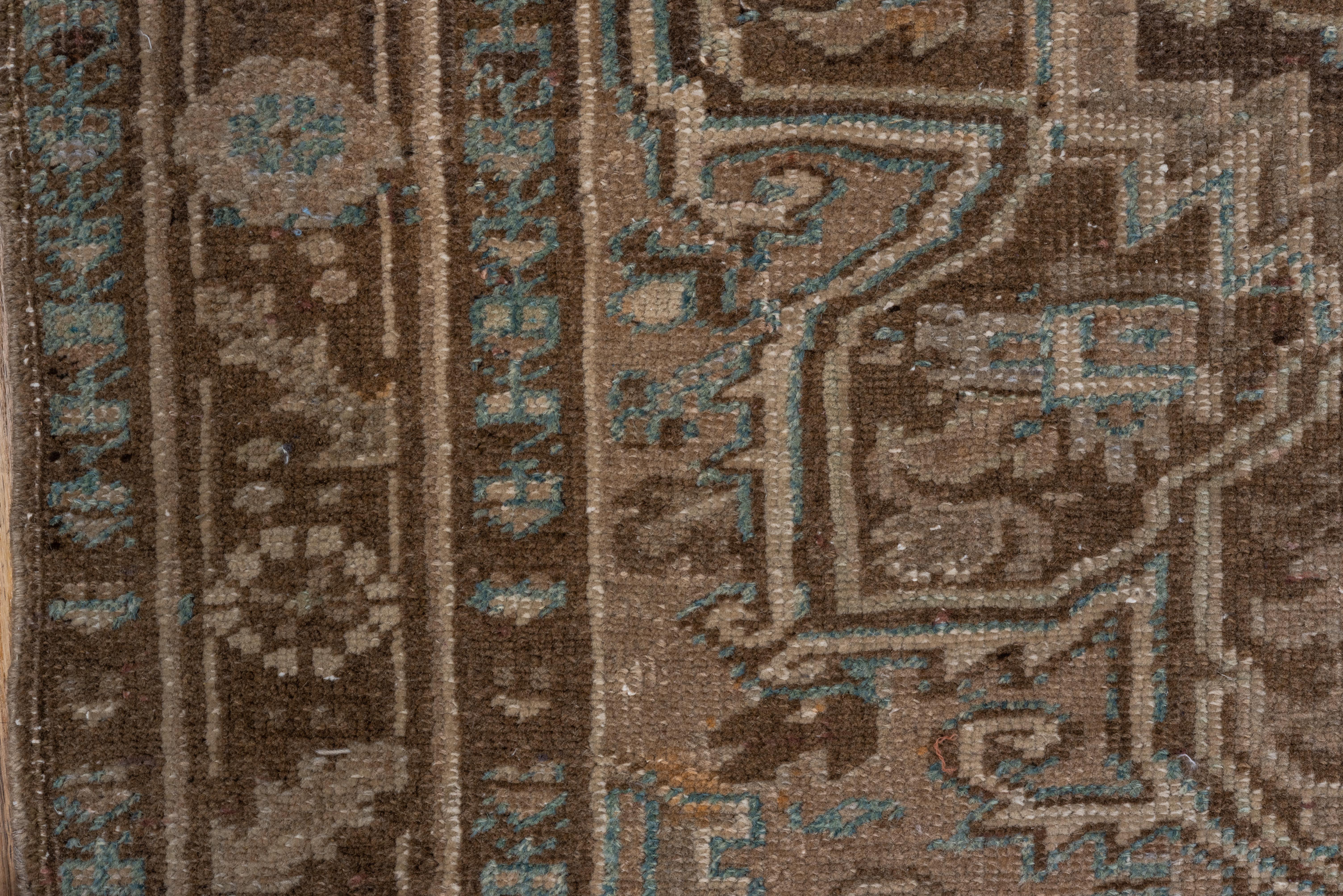 Heriz Teppich - Gealtertes erdfarbenes Medaillon mit himmelblauen Akzenten im Zustand „Gut“ im Angebot in New York, NY