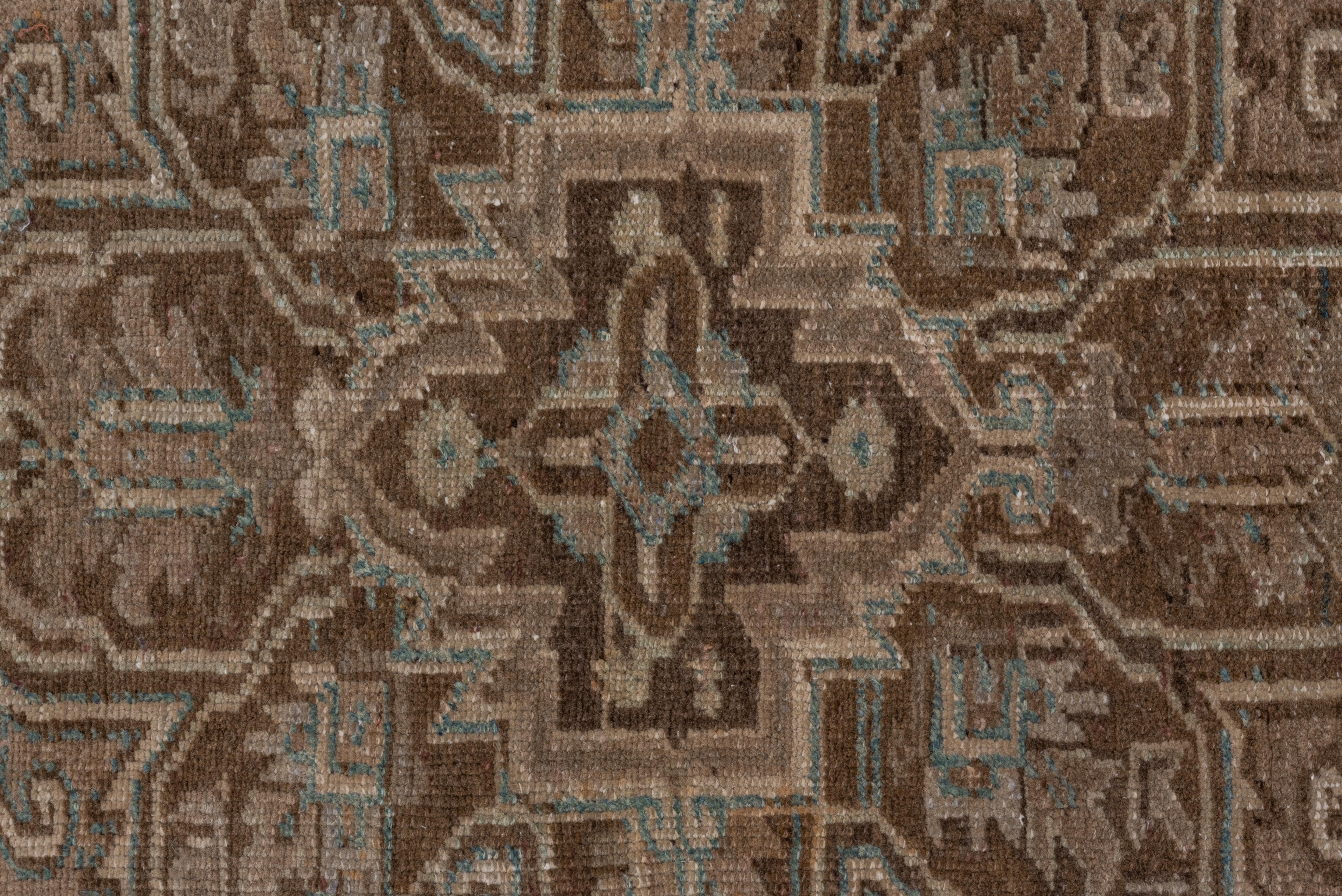 Heriz Teppich - Gealtertes erdfarbenes Medaillon mit himmelblauen Akzenten (Wolle) im Angebot