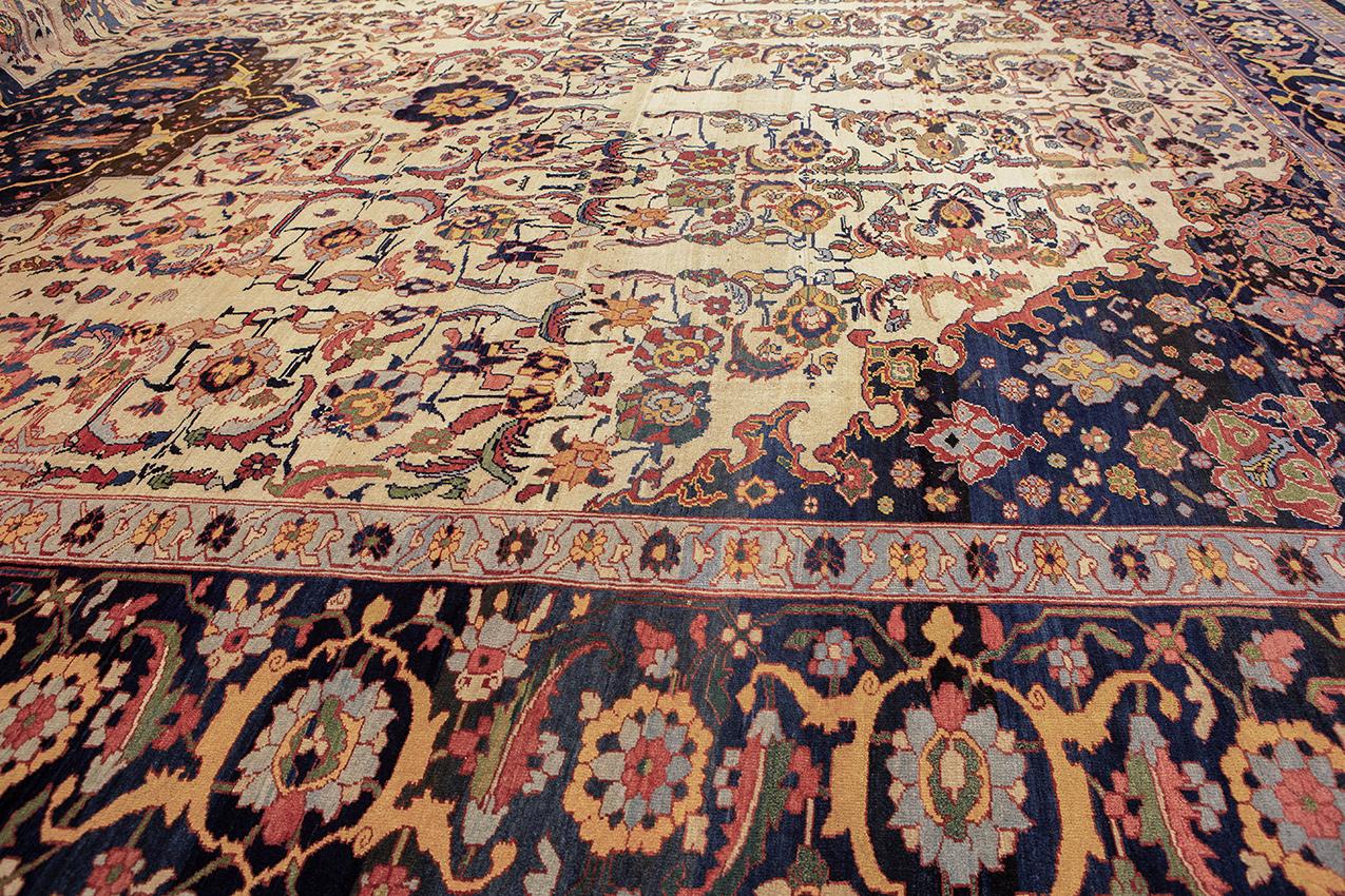 Übergroßer Heriz-Teppich in ungewöhnlichem Design (Aserbaidschanisch) im Angebot