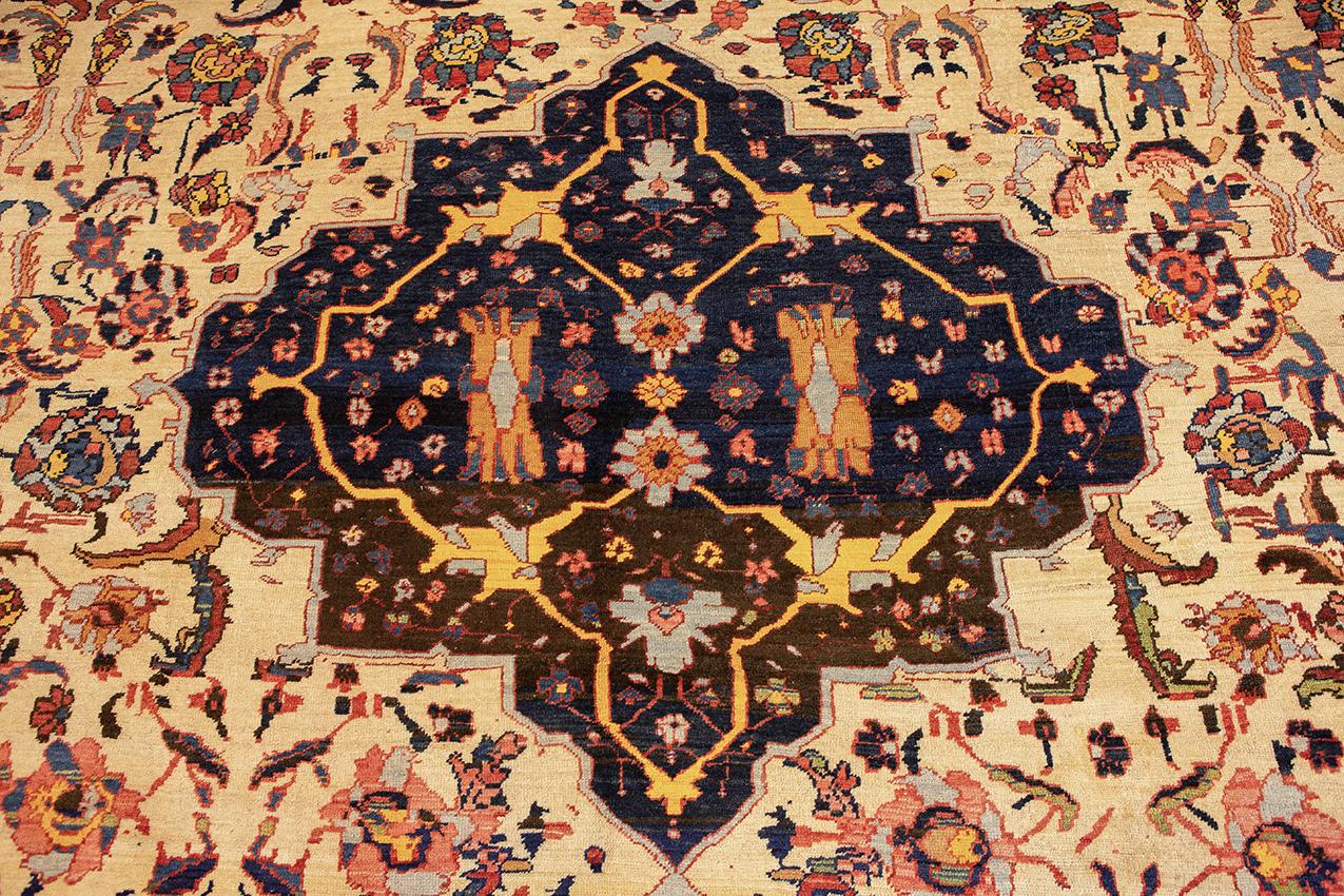 Übergroßer Heriz-Teppich in ungewöhnlichem Design (19. Jahrhundert) im Angebot