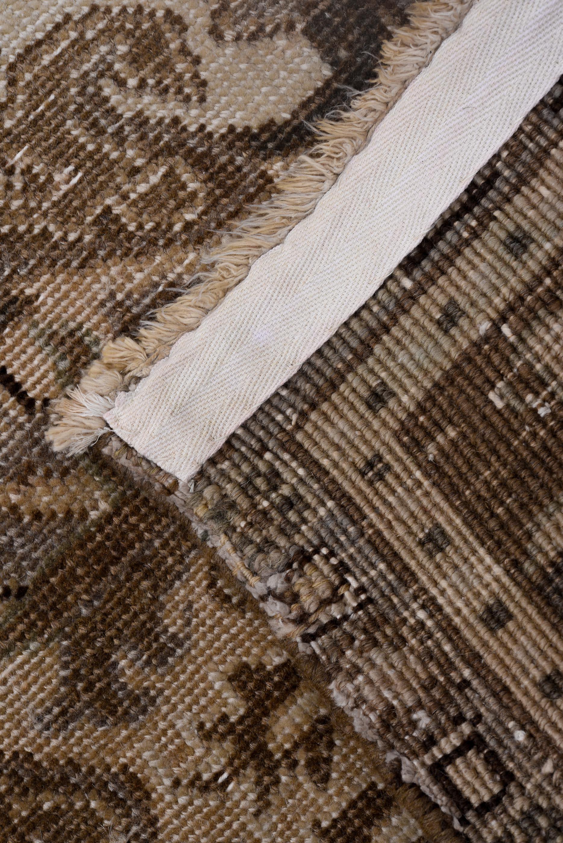 Heriz Rug Soft Earth Tones with Central Medallion In Good Condition For Sale In New York, NY