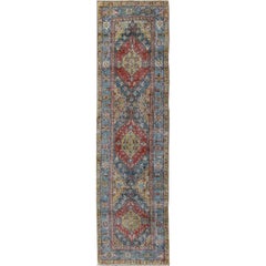 Tapis de couloir persan ancien Heriz avec trois médaillons sous-géométriques, vers 1920