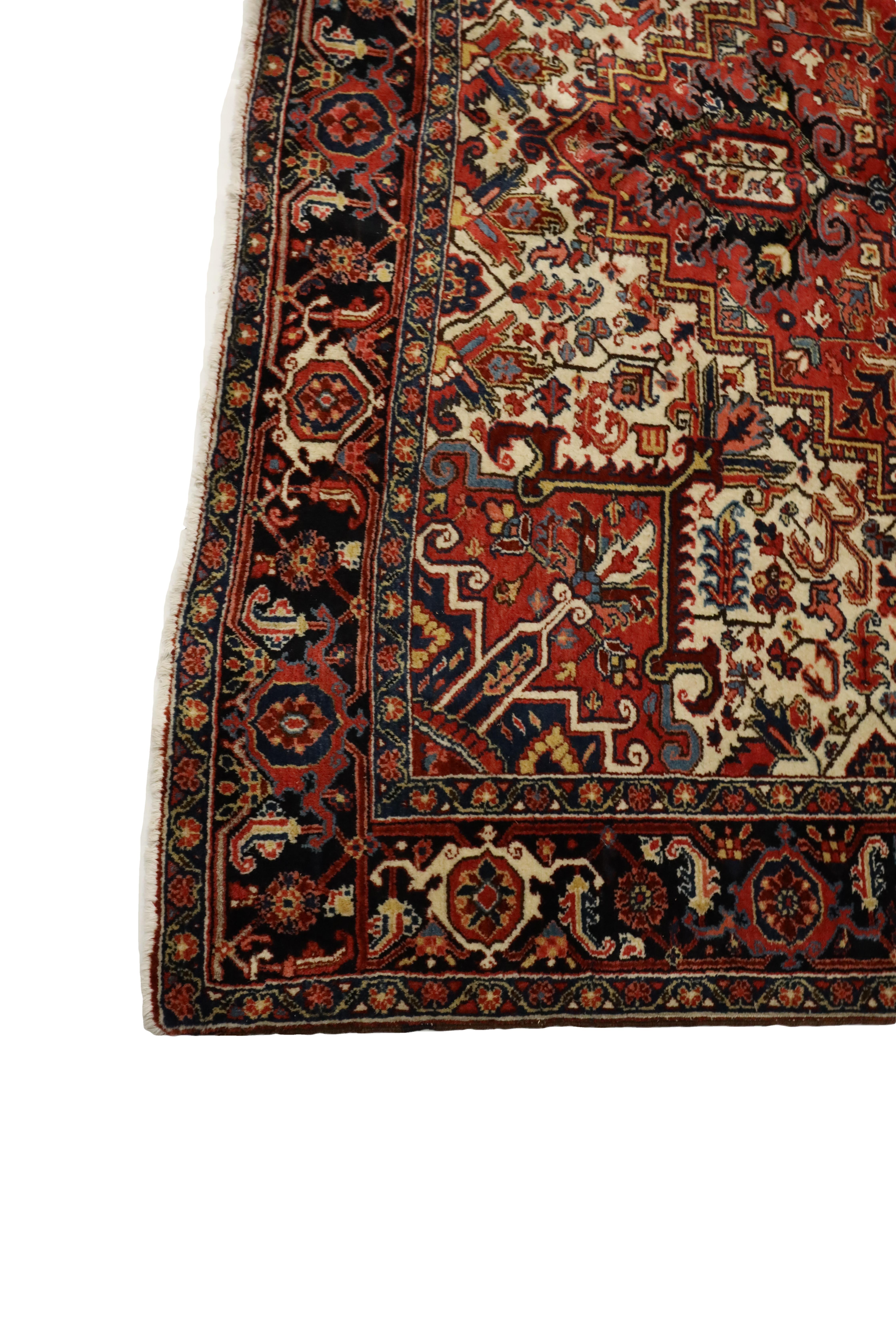 Dieser exquisite antike persische Heriz-Teppich, handgewebt um 1950, ist ein bemerkenswertes Beispiel für traditionelle Handwerkskunst und beständiges Design. Mit einer Größe von etwa 9 x 12 Fuß verkörpert dieser Teppich die kühne geometrische