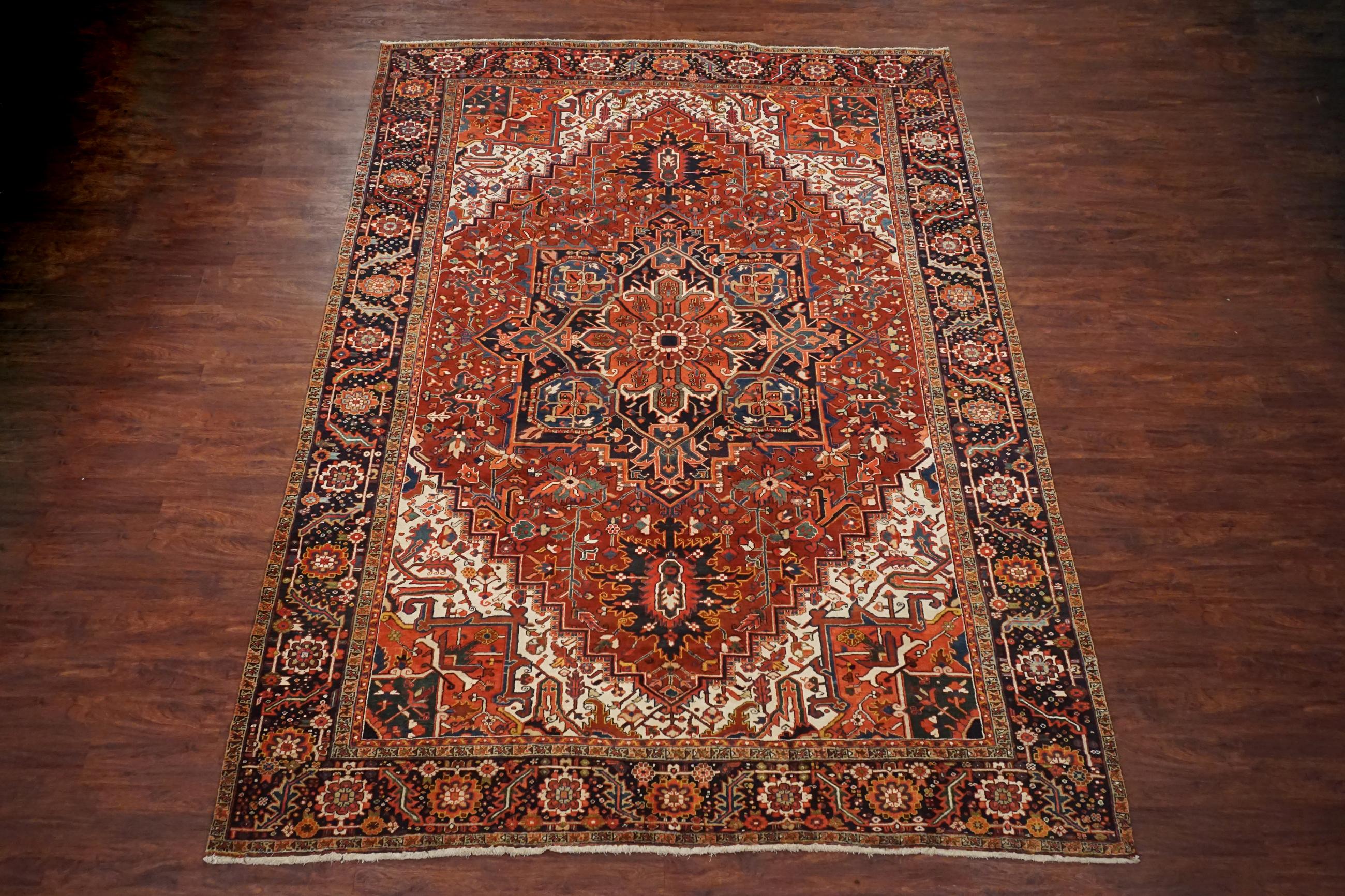 Heriz Serapi rug,

circa 1930

Measures: 9' 3