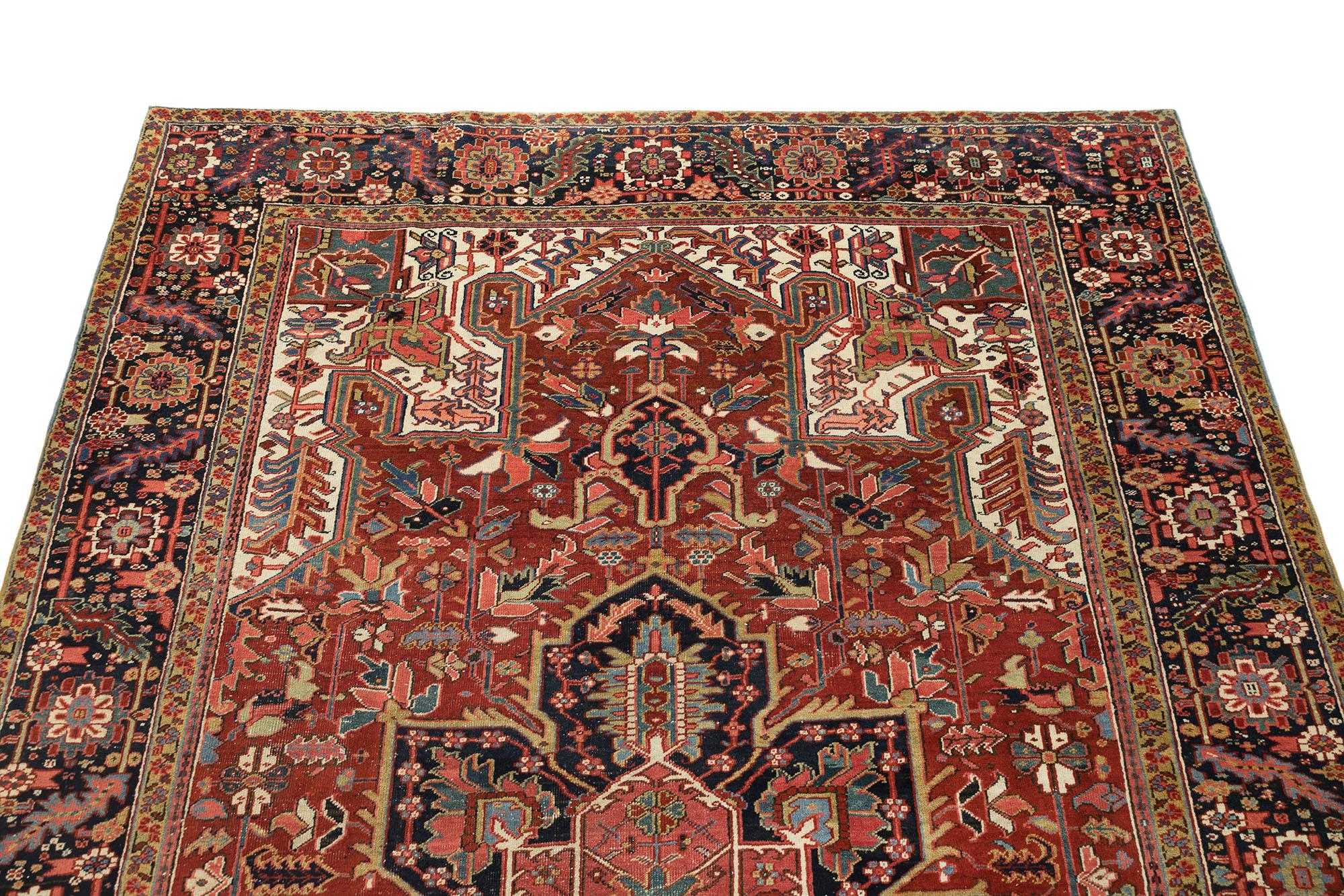 Heriz (zartes Grün, Blau, Elfenbein und Rot, 12'4