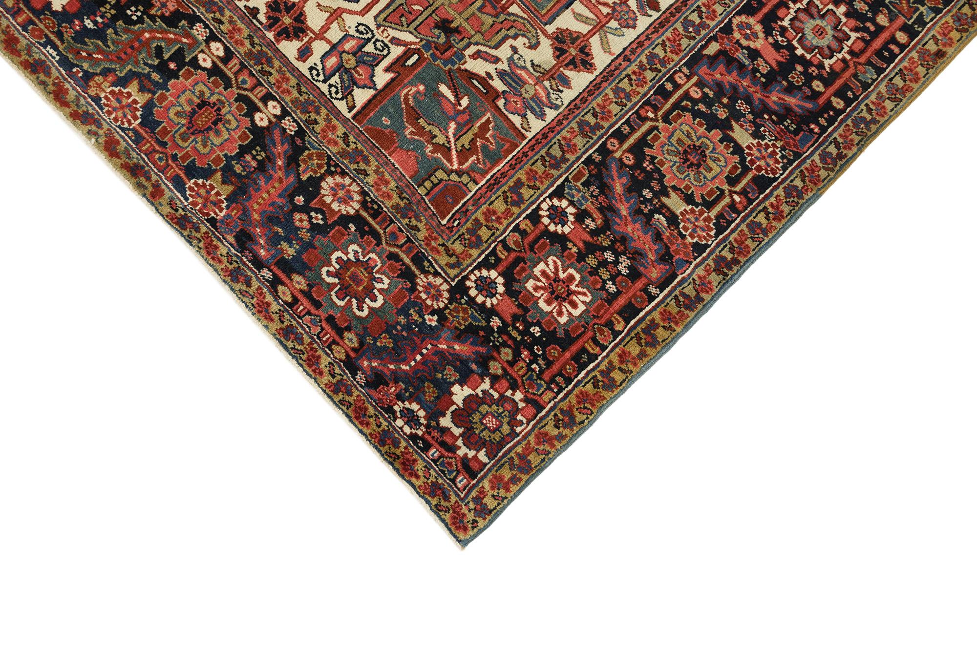 Heriz (zartes Grün, Blau, Elfenbein und Rot, 12'4
