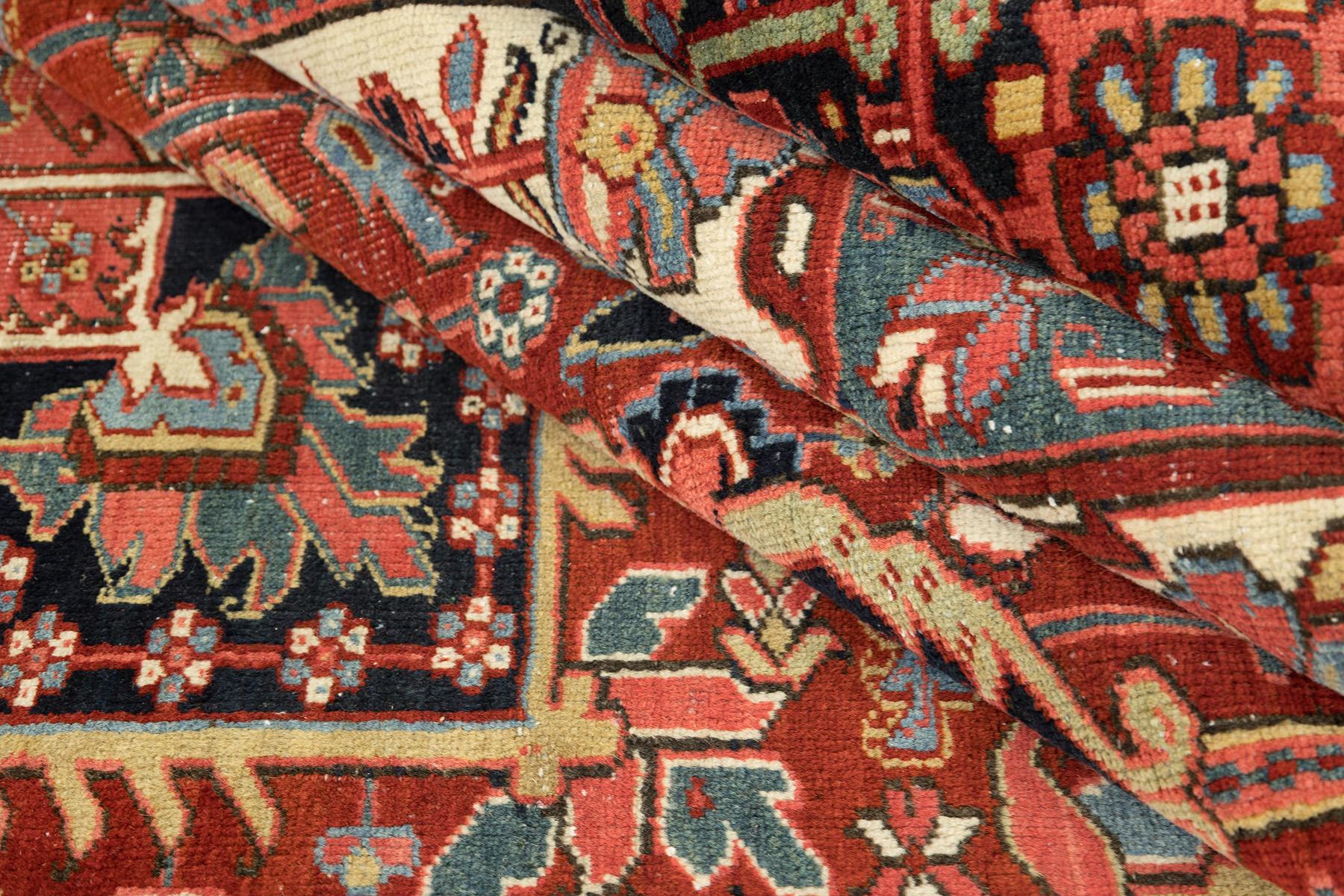 Heriz (zartes Grün, Blau, Elfenbein und Rot, 12'4