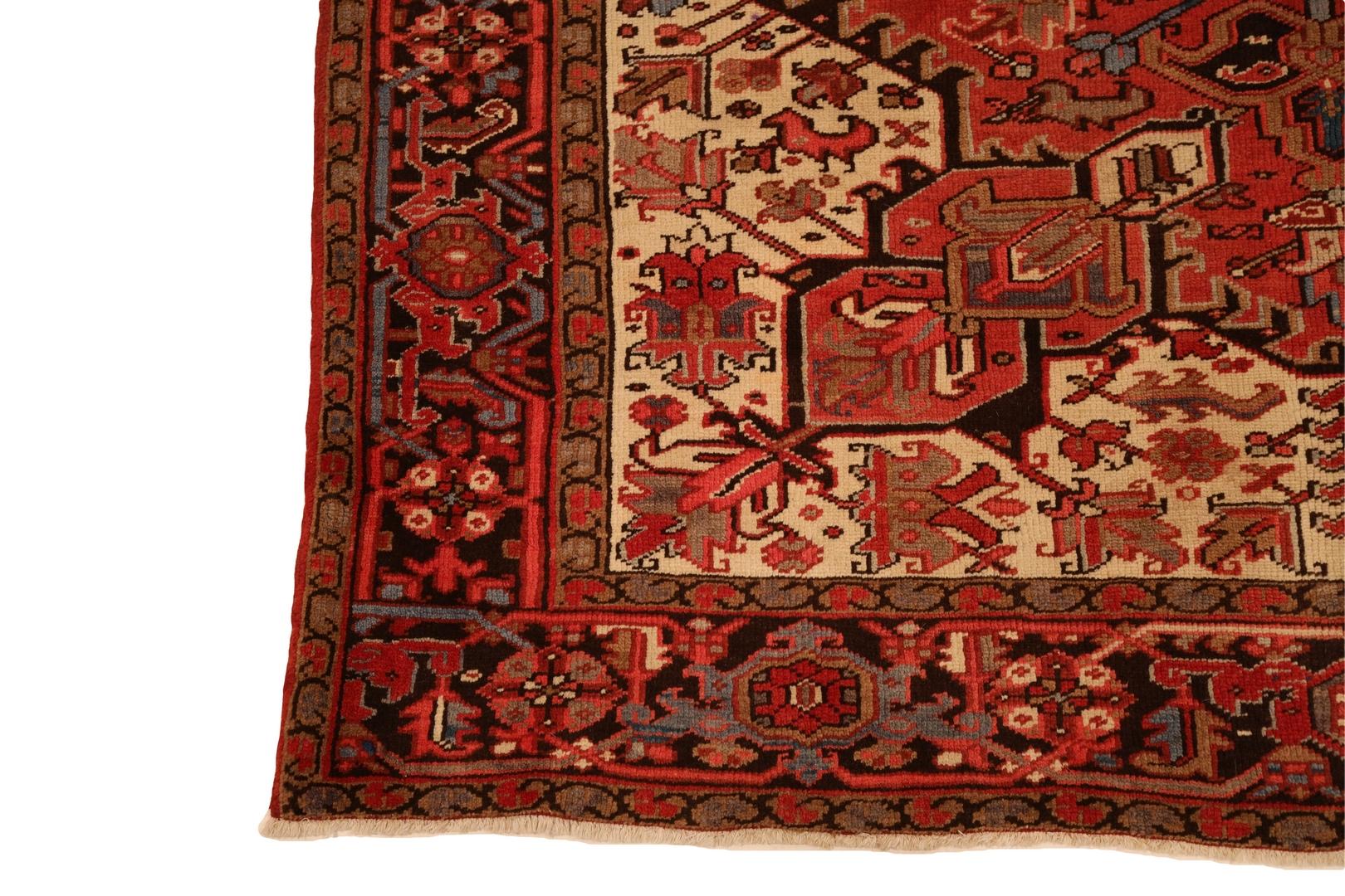 Nous vous présentons notre tapis Heriz, un témoignage de l'allure intemporelle de l'artisanat persan. Ce tapis resplendissant présente un fond rouge captivant, ouvrant la voie à une pièce maîtresse étonnante - un grand médaillon qui occupe le devant