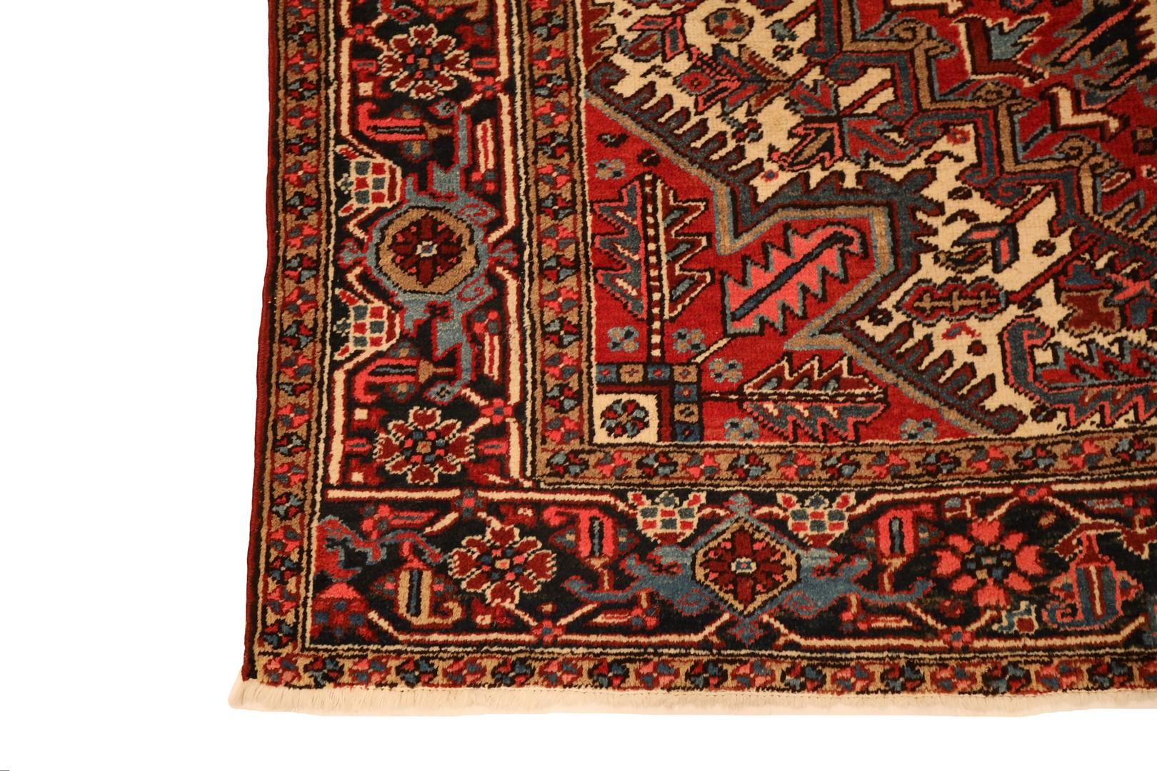 Wir stellen den Heriz-Teppich vor, ein exquisites Meisterwerk, das die zeitlose Anziehungskraft der Heriz-Handwerkskunst verkörpert. Dieser fesselnde Teppich entfaltet sich auf einem satten roten Hintergrund, der als perfekte Leinwand für ein