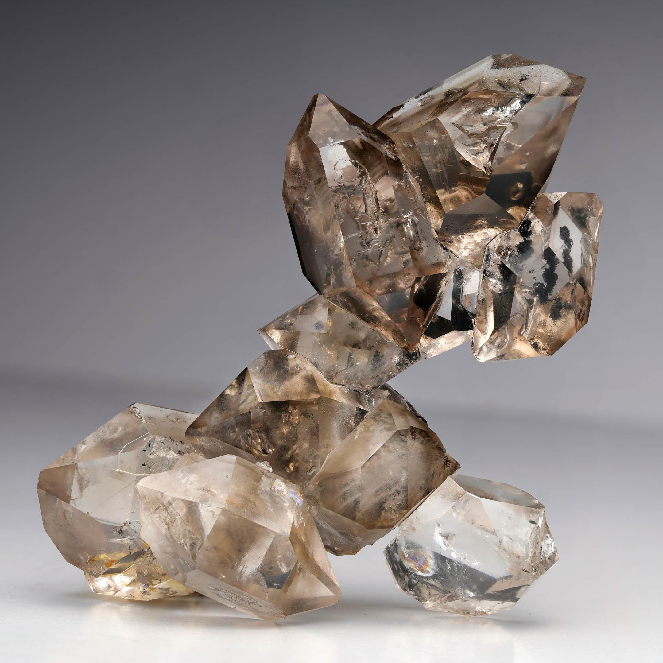 Dieser herausragende Herkimer-Diamantencluster aus Herkimer County, New York, wiegt 246 Gramm und zeichnet sich durch eine dramatische Gruppierung von miteinander verwachsenen Quarzkristallen mit doppelter Endung aus. Herkimer-Diamanten sind