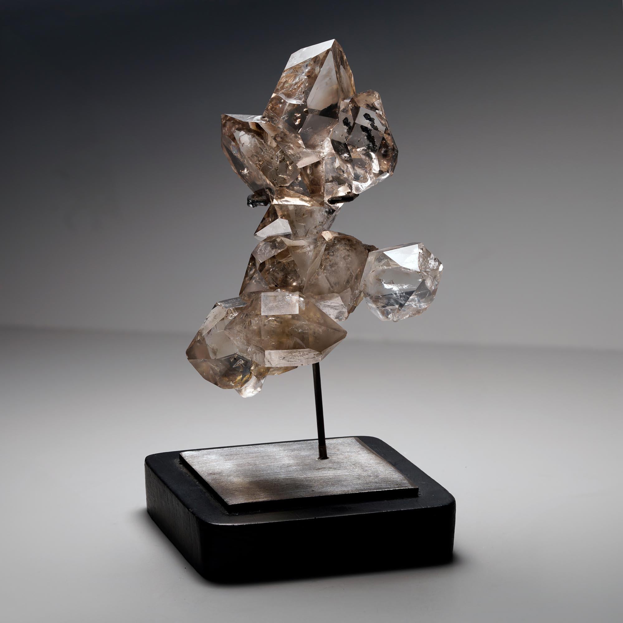 Questo eccezionale grappolo di diamanti di Herkimer County, New York, pesa 246 grammi e presenta uno straordinario raggruppamento di cristalli di quarzo a doppia terminazione, intersecati tra loro. Conosciuti in tutto il mondo per la loro