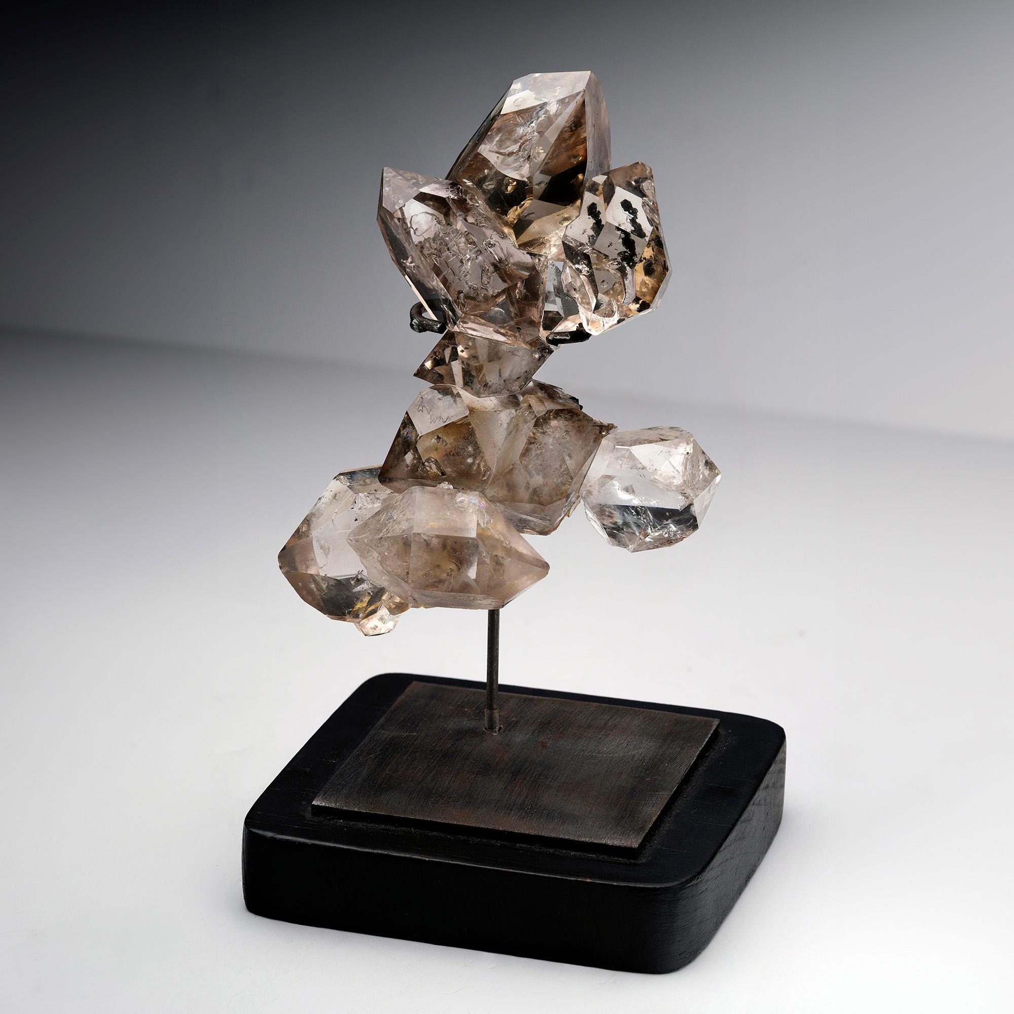 Cet exceptionnel amas de diamants de Herkimer, provenant du comté de Herkimer, dans l'État de New York, pèse 246 grammes et présente un groupe spectaculaire de cristaux de quartz à double terminaison qui s'entrecroisent. Connus dans le monde entier