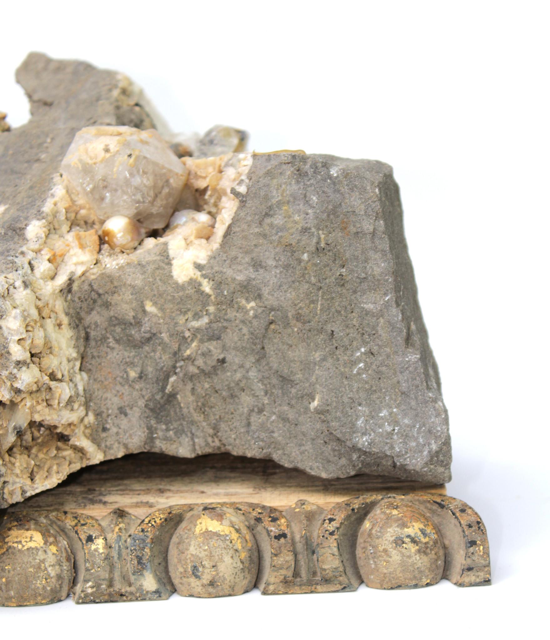 Diamanti Herkimer in matrice montati su una modanatura italiana del XVIII secolo intagliata a mano e dorata e ornata di perle barocche.

I 