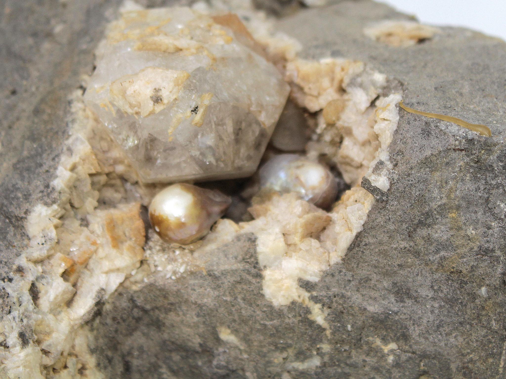 Rococò Diamanti Herkimer in Matrix montati su una base a stampo italiana del XVIII secolo in vendita
