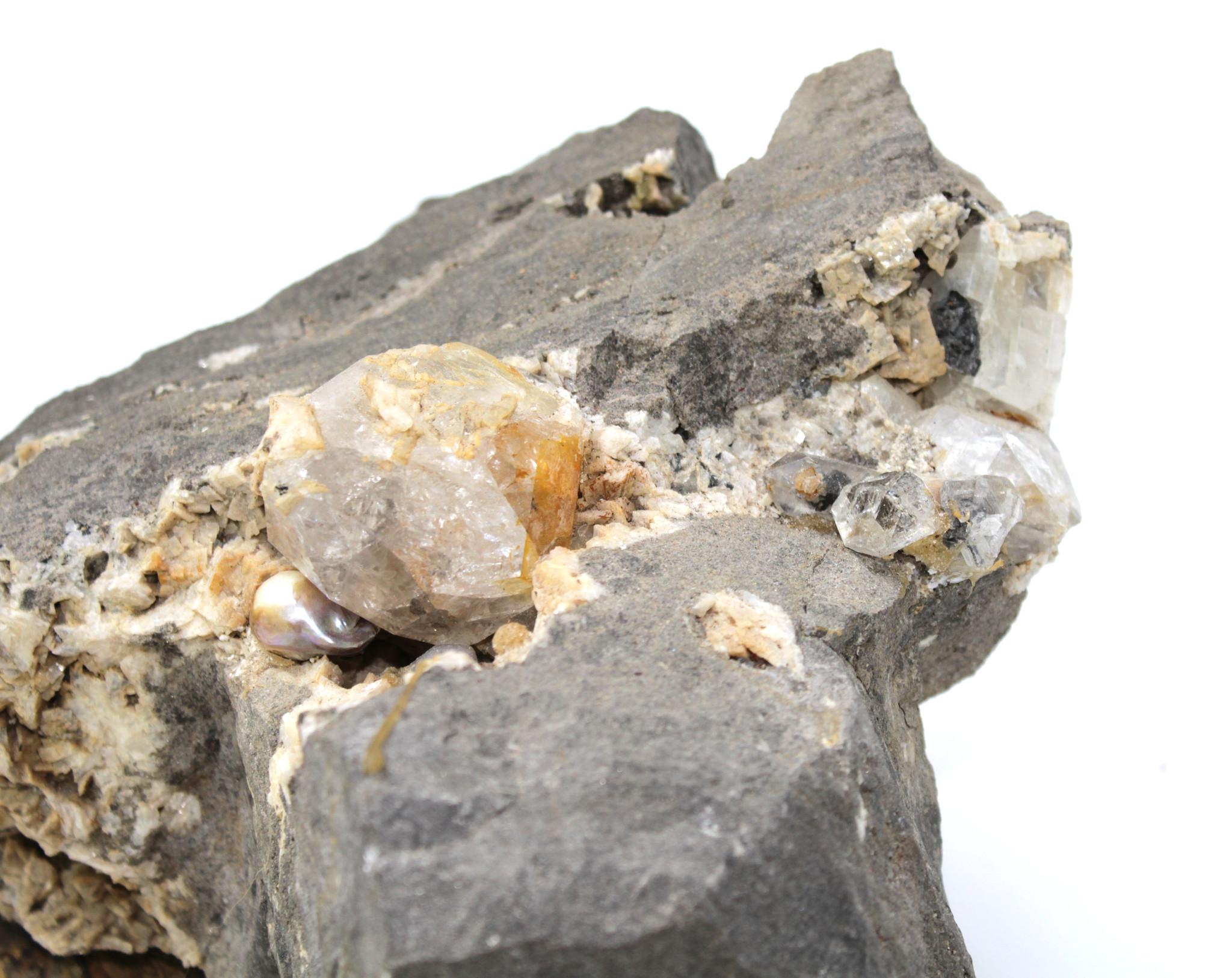 Italiano Diamanti Herkimer in Matrix montati su una base a stampo italiana del XVIII secolo in vendita