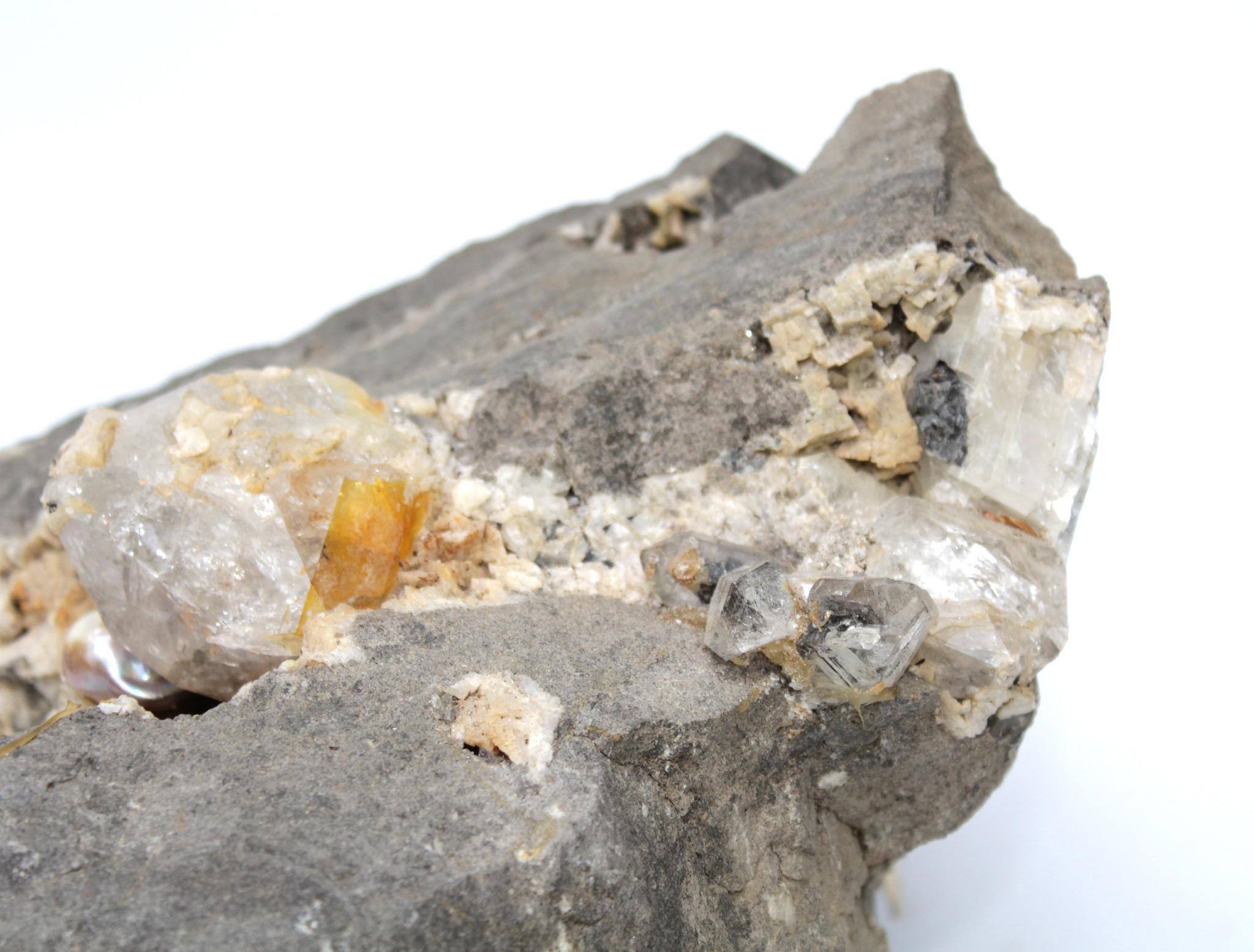 Intagliato a mano Diamanti Herkimer in Matrix montati su una base a stampo italiana del XVIII secolo in vendita