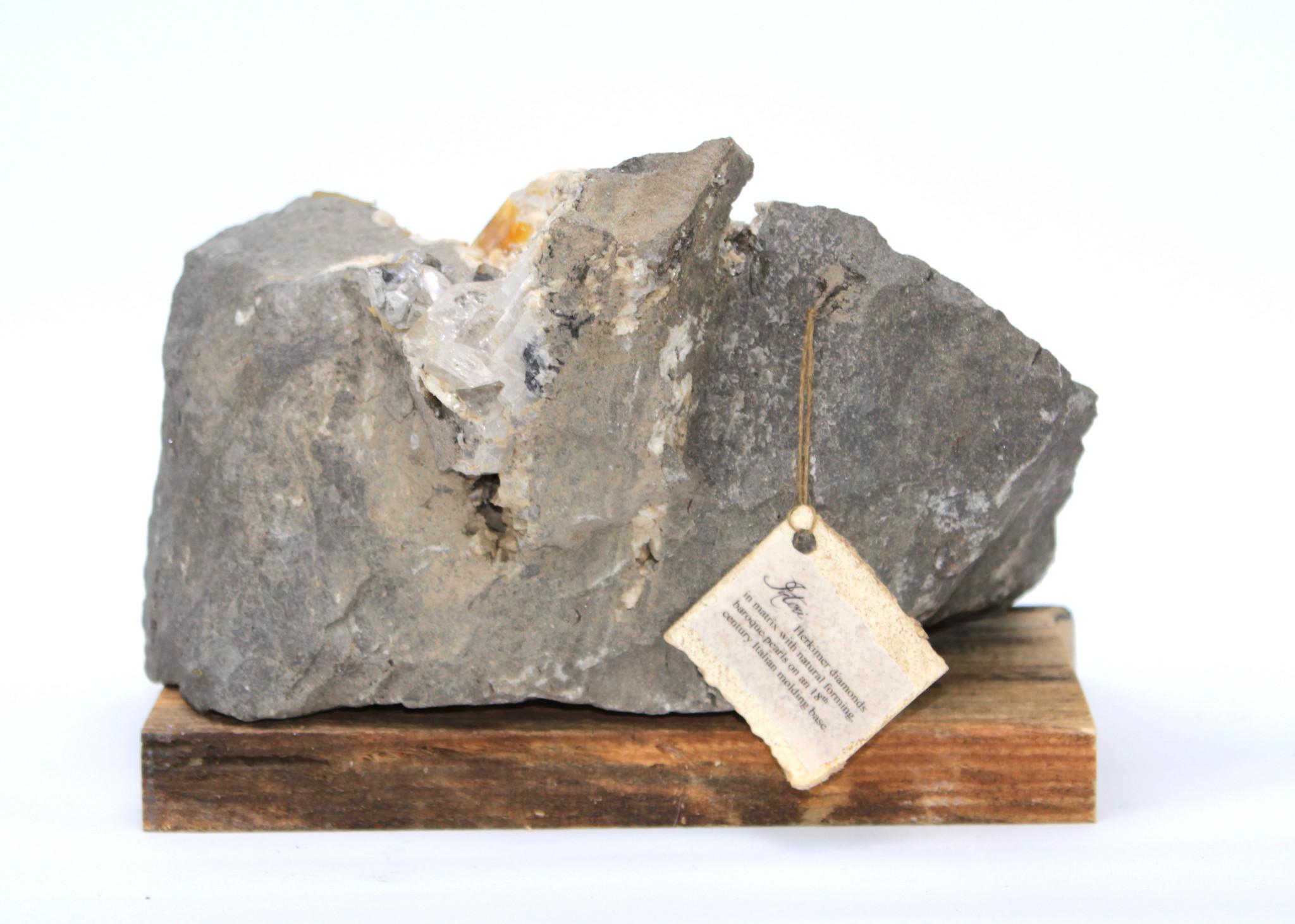 Cristallo di rocca Diamanti Herkimer in Matrix montati su una base a stampo italiana del XVIII secolo in vendita