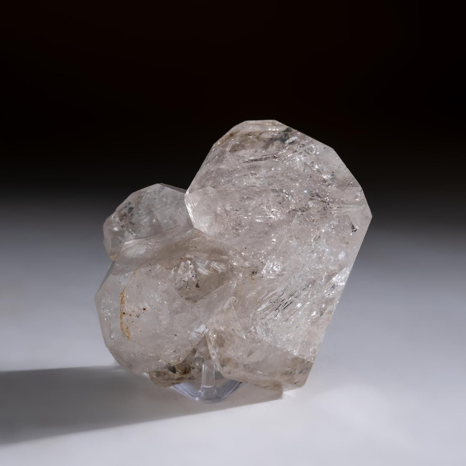 Amas de cristaux de quartz de Herkimer à double terminaison, empilés, provenant du comté de Herkimer, New York. Ce spécimen esthétique, translucide à transparent en forme de grappes de diamants de 3d, est en parfait état. Cette pièce présente une