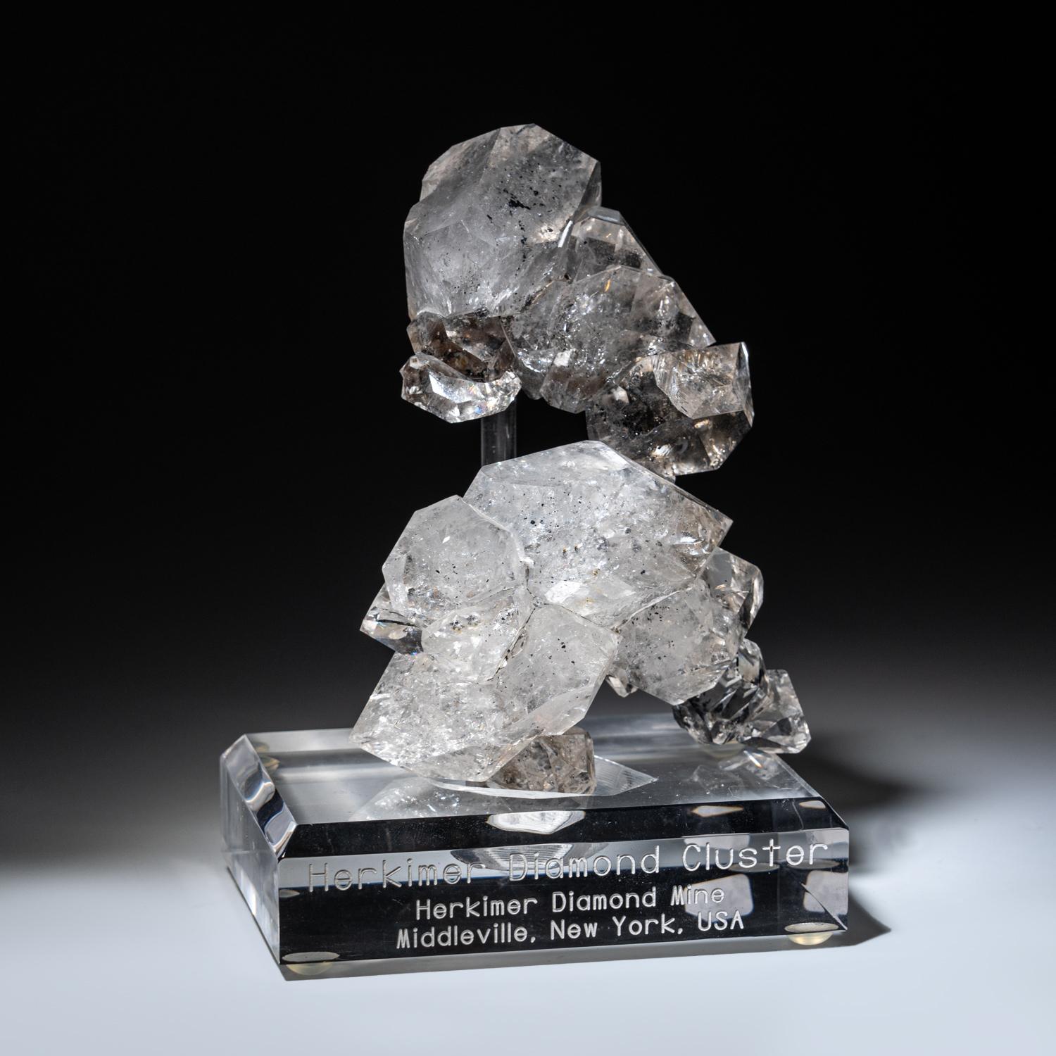 Amas de cristaux de quartz de Herkimer à double terminaison, empilés, provenant du comté de Herkimer, New York. Ce spécimen esthétique, translucide à transparent, en forme d'amas de diamants de 3d, est en parfait état. Cette pièce présente une