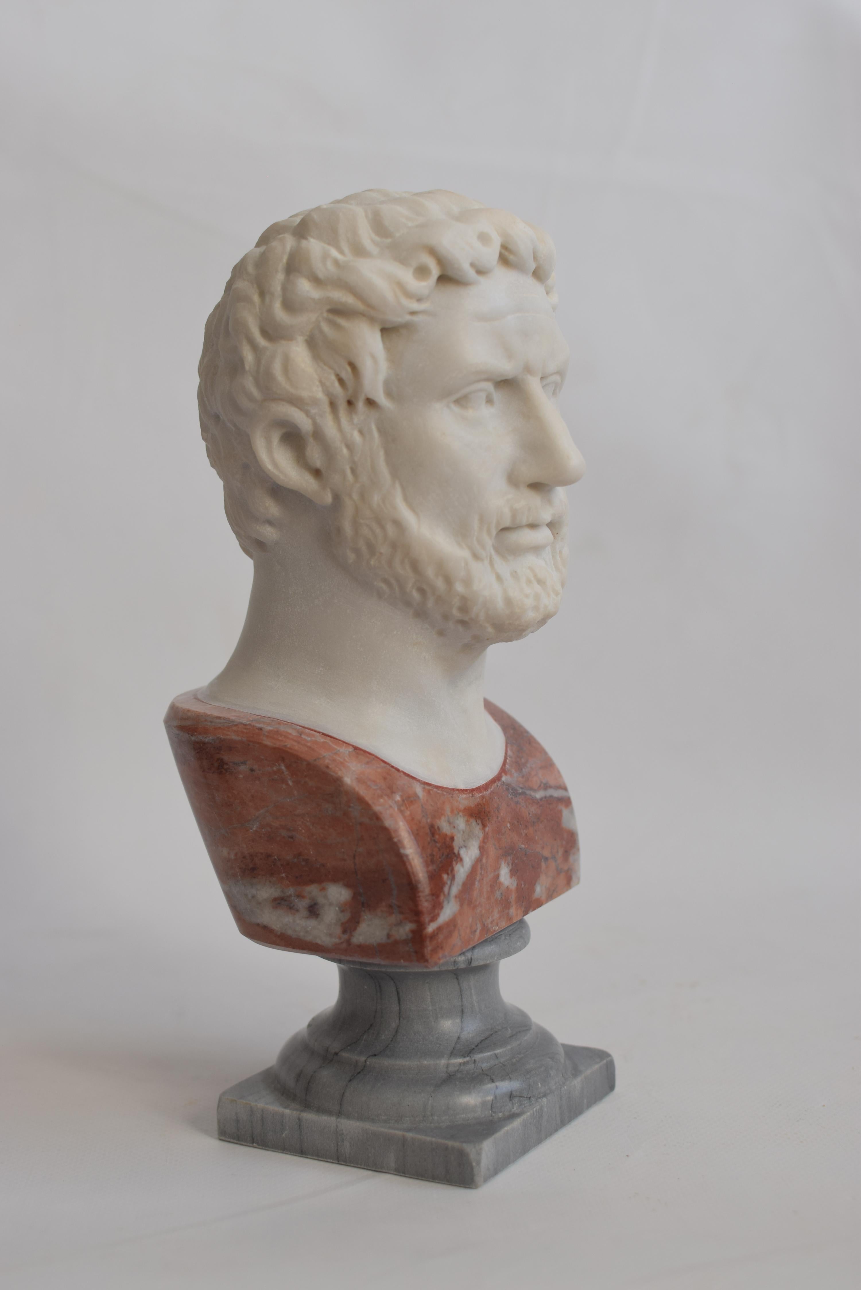 hadrian-Büste, Hadrian-Marmor, Hadrian-Herma, in Italien gefertigte Büste.
herma-Kaiser Hadrian.
geschnitzter Kopf auf weißem Karrara
büste geschnitzt auf France Red
apuanischer Bardigliosockel gedreht
gewicht kg 3
