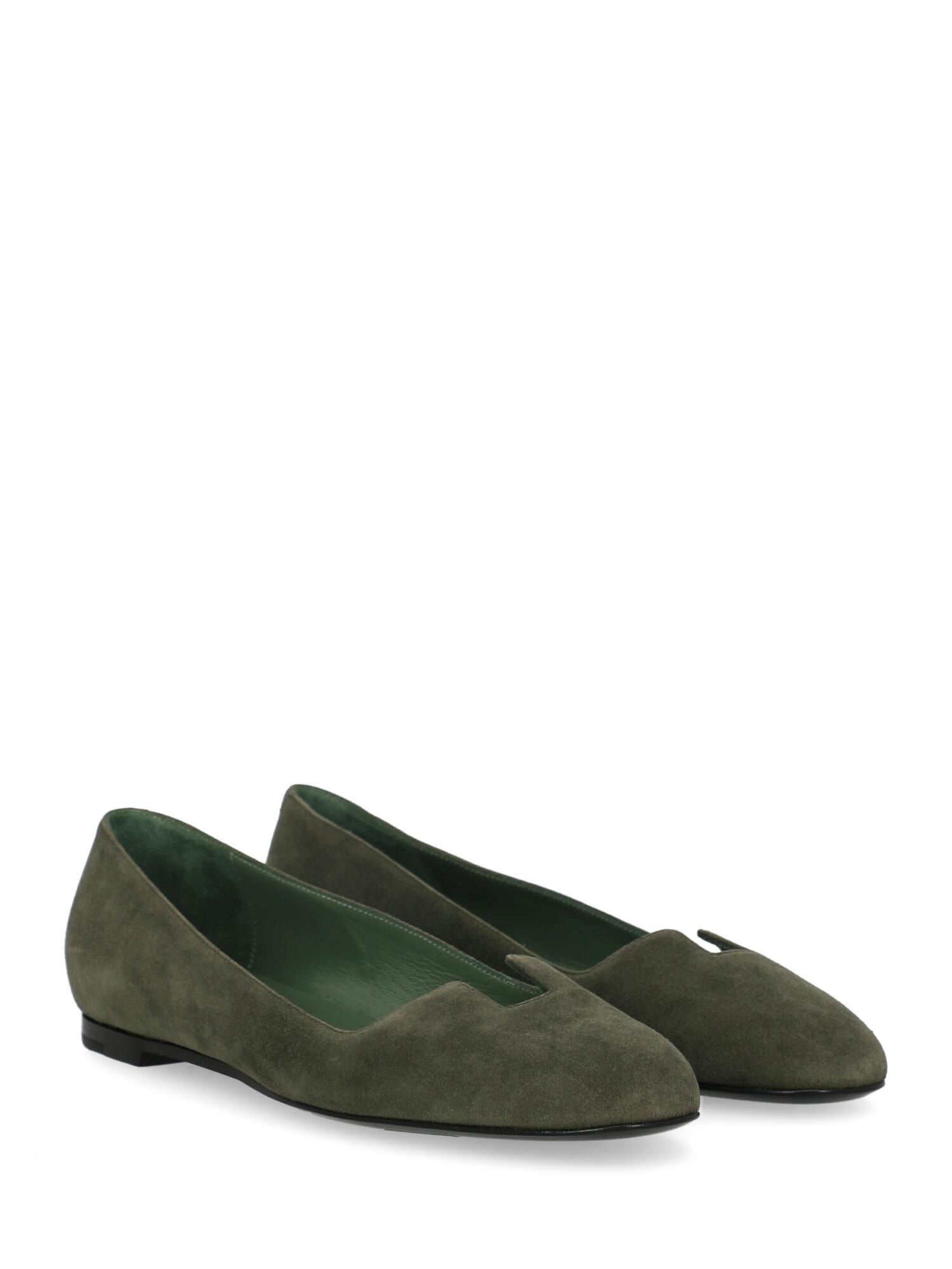 Shoe, leather, solid color, internal logo, suede

Includes:
N/A

Product Condition: Excellent
Upper: negligible abrasions.

Measurements:
N/A

Composition:
Upper: 100% Leather
Sole: 100% Leather
Lining: 100% Leather

Color: Green
Product ID: