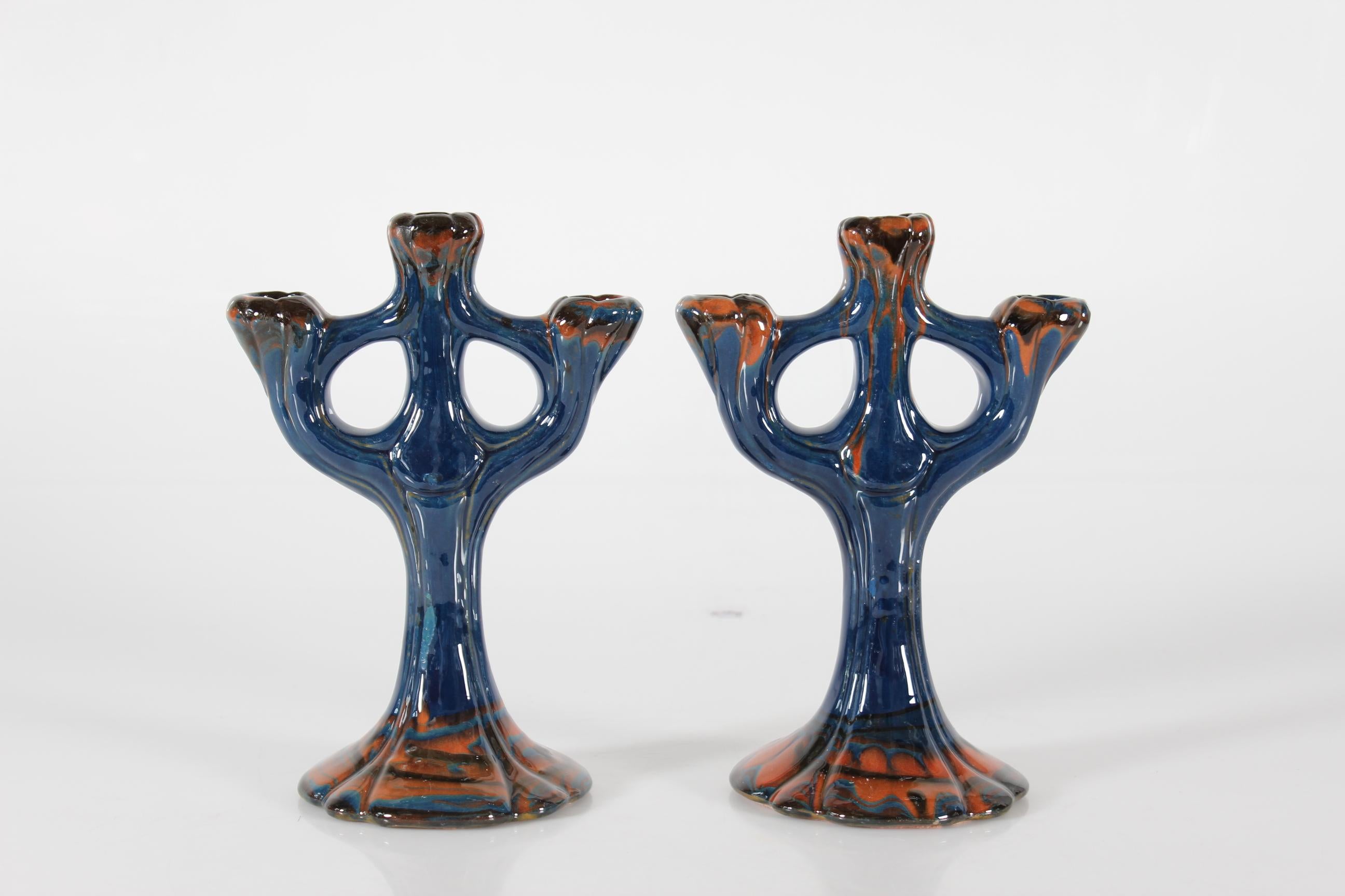 Coppia di rari portacandele a 3 bracci in ceramica di Signe Steffensen per il laboratorio di ceramica Herman A. Kähler, circa 1920.
Signe Steffensen faceva parte del personale permanente dell'officina Kähler, dove lavorava come modellista.
I