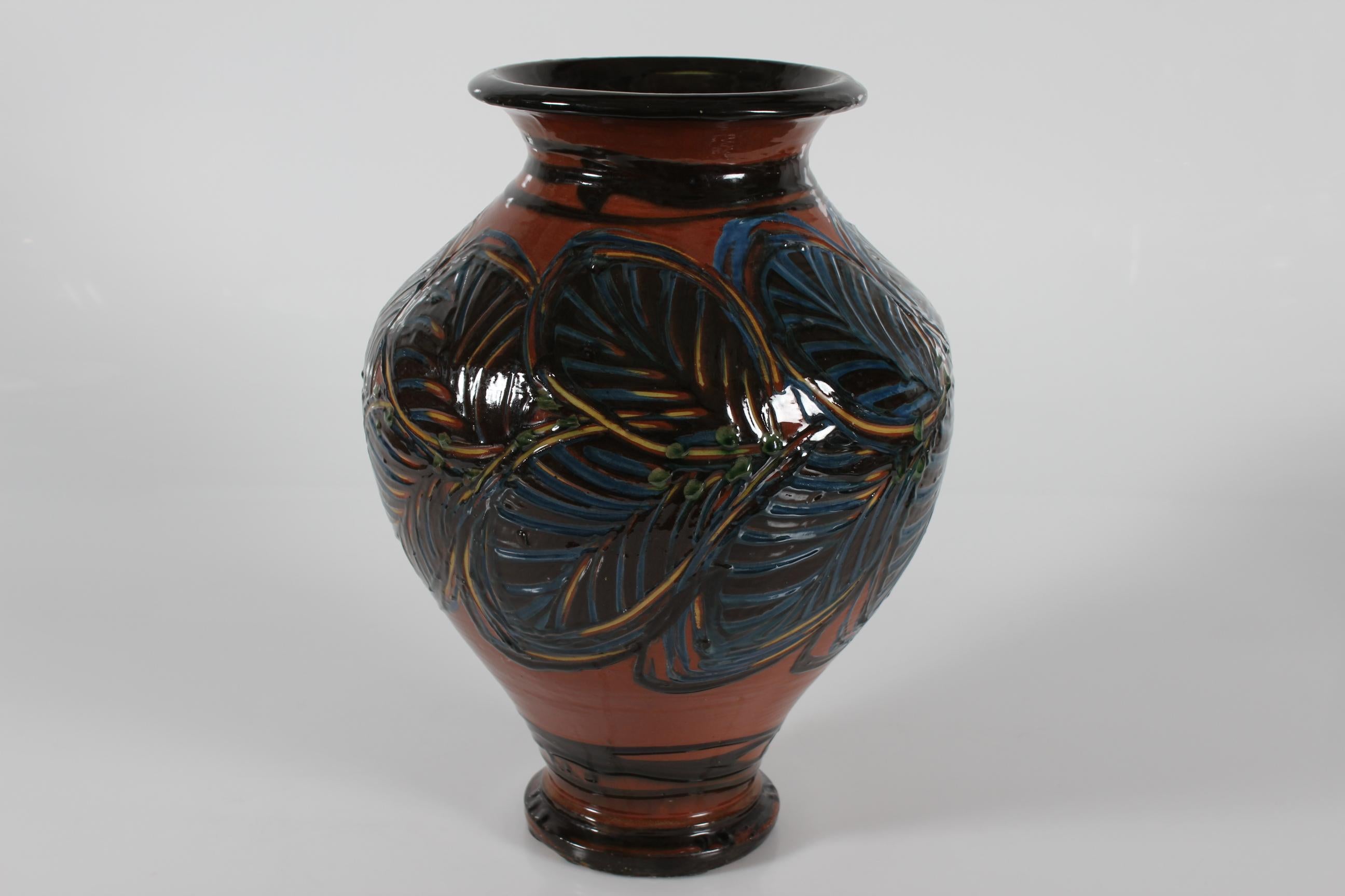 Grand vase de sol en céramique Art nouveau réalisé par Herman A. Kähler ceramic works au Danemark dans la période 1925-1935
Le vase est décoré de feuilles à la main avec la technique spéciale de la corne de vache. 
La glaçure est bleu foncé, brun