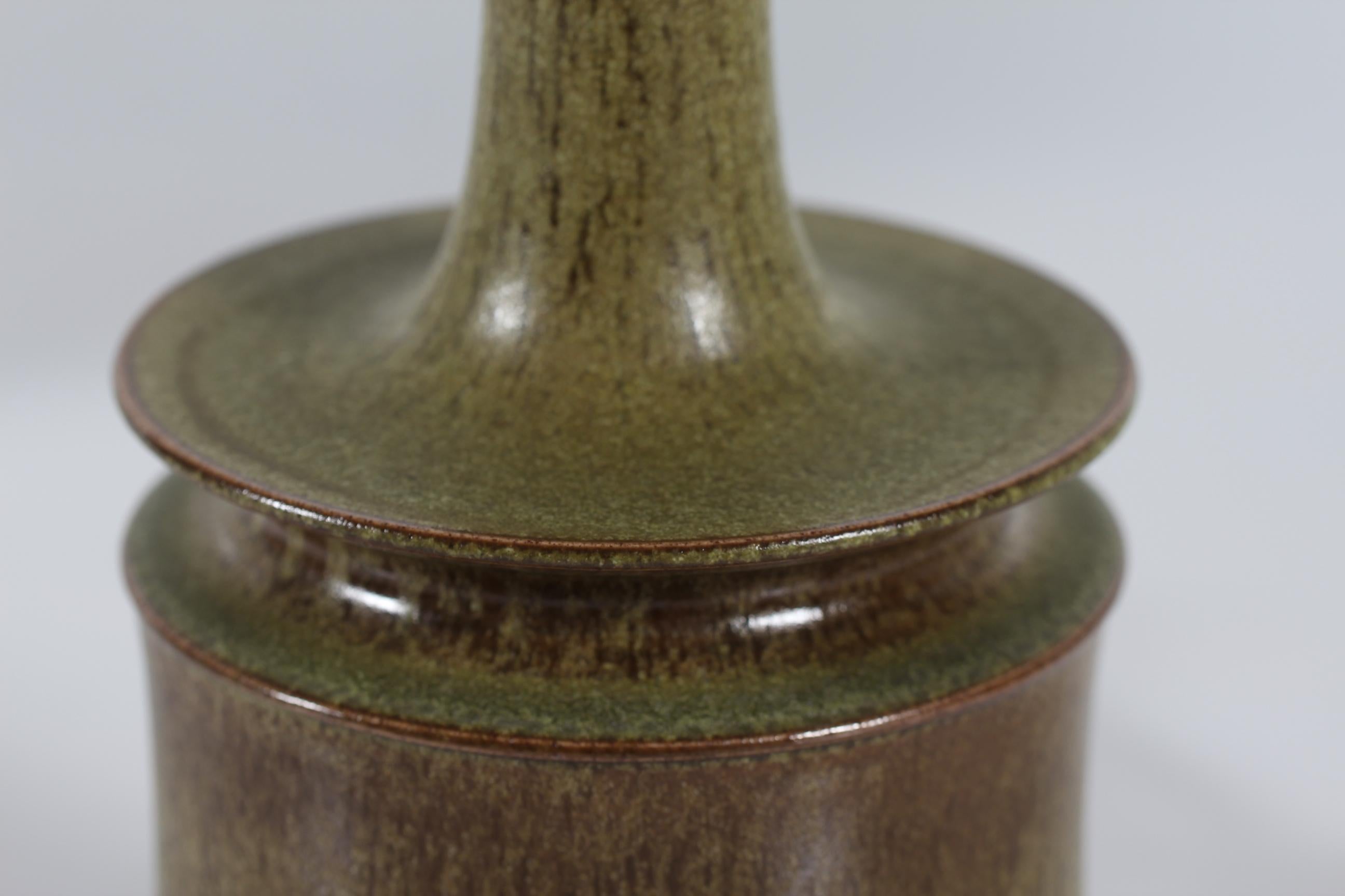 Lámpara escultórica de sobremesa Kähler con esmalte marrón verdoso, cerámica moderna danesa Años 60 Danés en venta