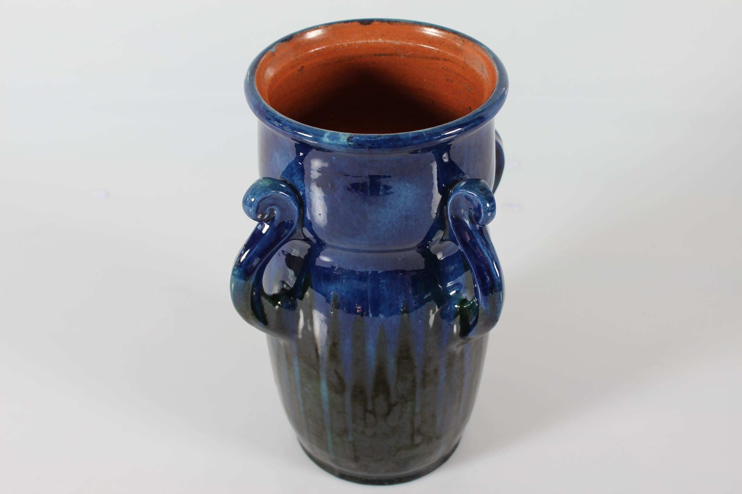 Vase sculptural en céramique réalisé par Herman A. Kähler ceramic works circa 1910
Le vase a des anses en forme de bras d'étoile de mer modelées, émaillées d'une glaçure brillante d'un bleu profond se transformant en rayures vertes vers le