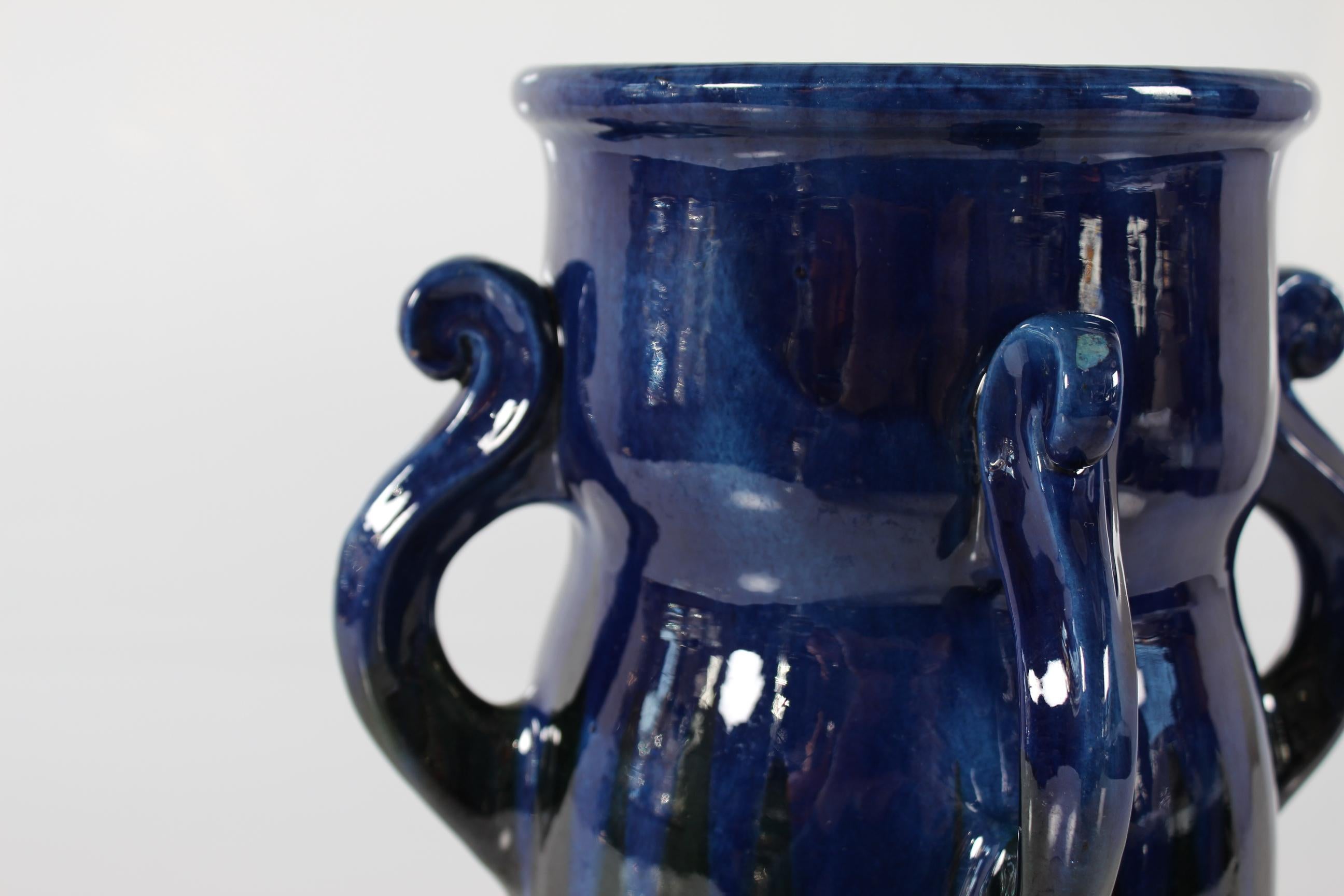 Art déco Vase sculptural Herman A. Kähler à glaçure bleue et verte Danemark vers 1910 en vente