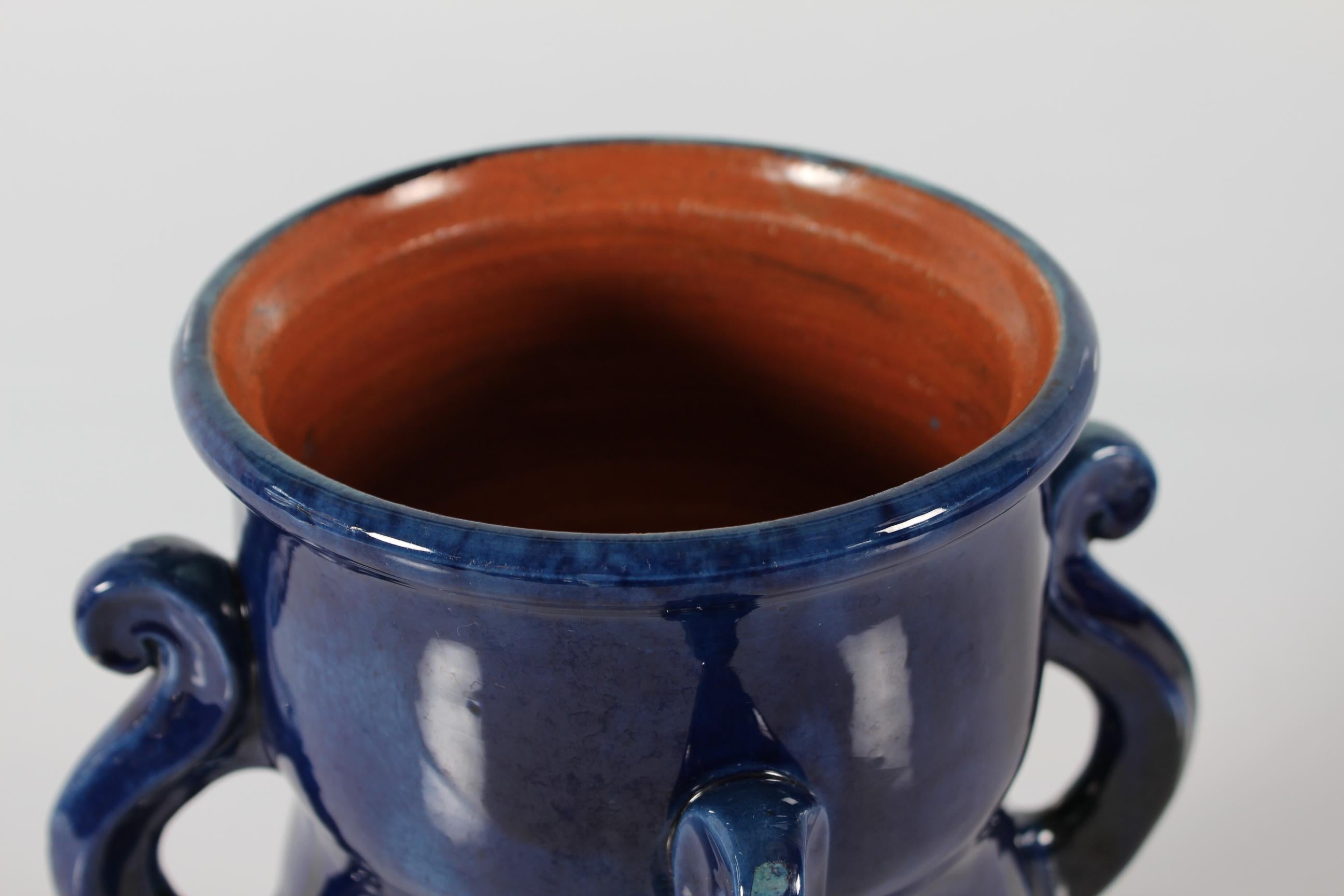 Danese Herman A. Kähler Vaso scultoreo con smalto blu e verde Danimarca, circa 1910 in vendita